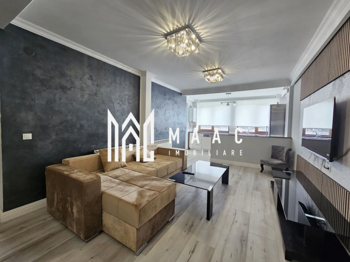 Apartament 2 camere | Etaj 3 | Parcare subterana | Central - MAAC Imobiliare vă propune spre vânzare un apartament modern cu 2 camere, in apropierea pietei Cibin, situat la doar 5 minute de mers pe jos de Piața Mare. 

Apartamentul are o suprafață utilă de 51 mp și este amplasat la etajul 3 al unei vile cu 3 etaje, construită în anul 2013. Locuința a fost complet renovată, fiind pregătită pentru mutare imediată, cu finisaje și mobilier noi.

Compartimentarea este practică și:

living luminos cu bucătărie open space
dormitor confortabil
baie
balcon închis și izolat termic

Imobilul beneficiază de curte interioară închisă, cu poartă automată cu telecomandă, oferind un plus de siguranță și intimitate. De asemenea, proprietatea include loc de parcare subteran.

Apartamentul se vinde complet mobilat și utilat, fiind dotat cu:

mașină de spălat haine
mașină de spălat vase
plită electrică
cuptor
cuptor cu microunde
frigider
centrală termică proprie
TV Smart nou (140 cm)
colțar și pat noi

Datorită poziției excelente, la câteva minute de centrul istoric, proprietatea este ideală atât pentru locuință personală, cât și pentru investiție în regim hotelier sau închiriere pe termen lung. 

Pentru mai multe detalii sau pentru programarea unei vizionări, contactați echipa MAAC Imobiliare.
ID: CP2987739.
