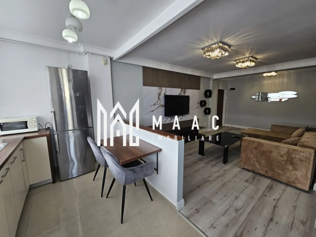 Apartament 2 camere | Etaj 3 | Parcare subterana | Central - MAAC Imobiliare vă propune spre vânzare un apartament modern cu 2 camere, in apropierea pietei Cibin, situat la doar 5 minute de mers pe jos de Piața Mare. 

Apartamentul are o suprafață utilă de 51 mp și este amplasat la etajul 3 al unei vile cu 3 etaje, construită în anul 2013. Locuința a fost complet renovată, fiind pregătită pentru mutare imediată, cu finisaje și mobilier noi.

Compartimentarea este practică și:

living luminos cu bucătărie open space
dormitor confortabil
baie
balcon închis și izolat termic

Imobilul beneficiază de curte interioară închisă, cu poartă automată cu telecomandă, oferind un plus de siguranță și intimitate. De asemenea, proprietatea include loc de parcare subteran.

Apartamentul se vinde complet mobilat și utilat, fiind dotat cu:

mașină de spălat haine
mașină de spălat vase
plită electrică
cuptor
cuptor cu microunde
frigider
centrală termică proprie
TV Smart nou (140 cm)
colțar și pat noi

Datorită poziției excelente, la câteva minute de centrul istoric, proprietatea este ideală atât pentru locuință personală, cât și pentru investiție în regim hotelier sau închiriere pe termen lung. 

Pentru mai multe detalii sau pentru programarea unei vizionări, contactați echipa MAAC Imobiliare.
ID: CP2987739.