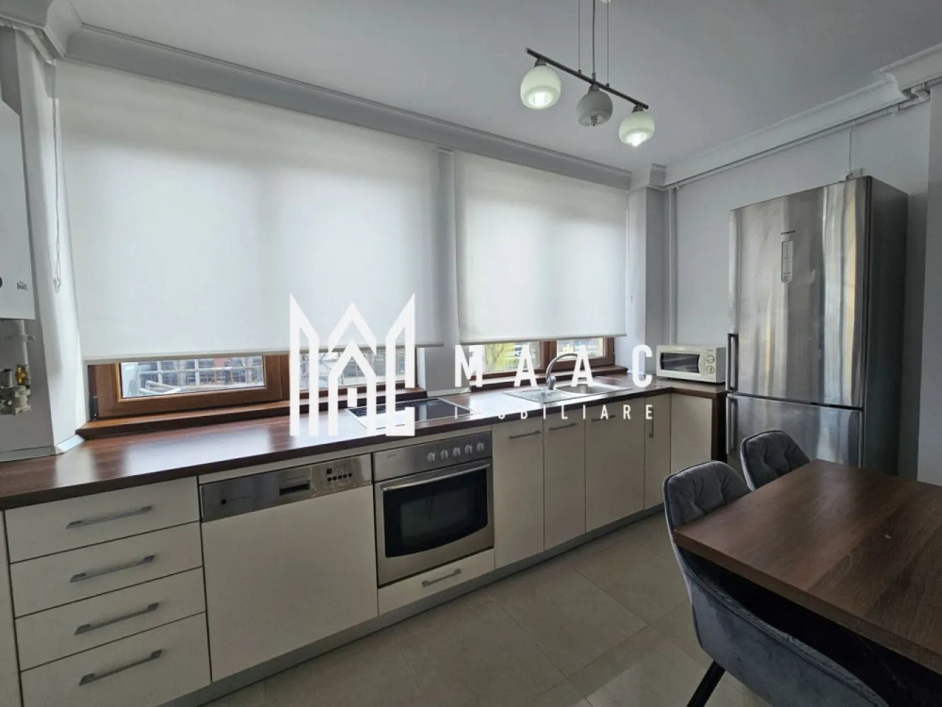 Apartament 2 camere | Etaj 3 | Parcare subterana | Central - MAAC Imobiliare vă propune spre vânzare un apartament modern cu 2 camere, in apropierea pietei Cibin, situat la doar 5 minute de mers pe jos de Piața Mare. 

Apartamentul are o suprafață utilă de 51 mp și este amplasat la etajul 3 al unei vile cu 3 etaje, construită în anul 2013. Locuința a fost complet renovată, fiind pregătită pentru mutare imediată, cu finisaje și mobilier noi.

Compartimentarea este practică și:

living luminos cu bucătărie open space
dormitor confortabil
baie
balcon închis și izolat termic

Imobilul beneficiază de curte interioară închisă, cu poartă automată cu telecomandă, oferind un plus de siguranță și intimitate. De asemenea, proprietatea include loc de parcare subteran.

Apartamentul se vinde complet mobilat și utilat, fiind dotat cu:

mașină de spălat haine
mașină de spălat vase
plită electrică
cuptor
cuptor cu microunde
frigider
centrală termică proprie
TV Smart nou (140 cm)
colțar și pat noi

Datorită poziției excelente, la câteva minute de centrul istoric, proprietatea este ideală atât pentru locuință personală, cât și pentru investiție în regim hotelier sau închiriere pe termen lung. 

Pentru mai multe detalii sau pentru programarea unei vizionări, contactați echipa MAAC Imobiliare.
ID: CP2987739.