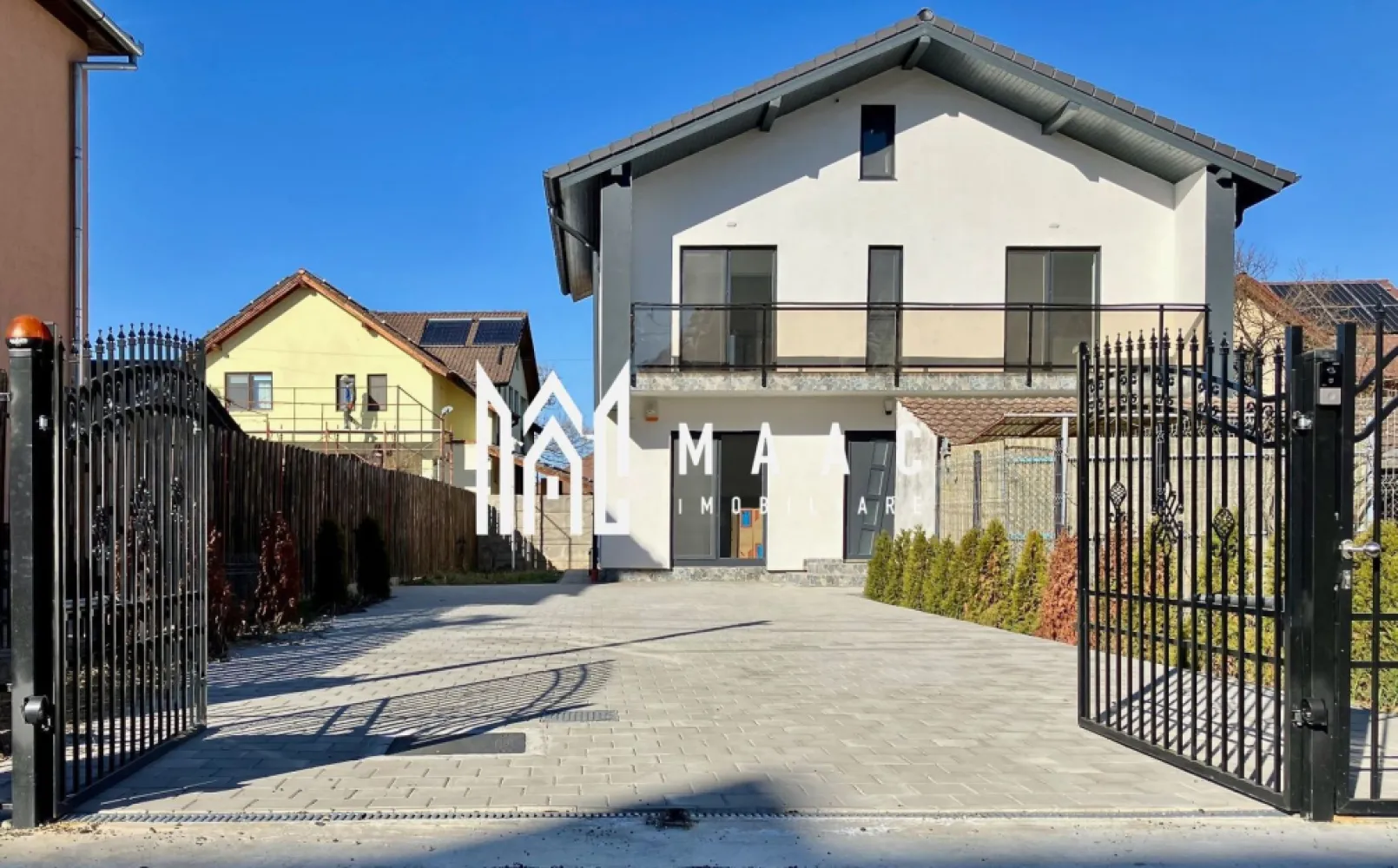 Casă | 153 MPU | Pod 70 MP | Teren 335 MP | Tunișor - MAAC Imobiliare vă propune spre vânzare o proprietate modernă, spațioasă și extrem de bine gândită, situată în Tunișor, la doar 5 minute de centrul orașului Sibiu.

Casa este amplasată pe un teren de 335 mp și oferă o suprafață utilă de 153 mp (parter + etaj), la care se adaugă un pod mansardat de aproximativ 70 mp, ideal pentru multiple utilizări

Compartimentare

Parter
 • hol generos de acces (12 mp)
 • living spațios (24 mp)
 • bucătărie separată (15 mp)
 • baie (5,6 mp)
 • spațiu de depozitare

Etaj
 • dormitor matrimonial (17 mp) cu dressing și baie proprie (4,6 mp)
 • 2 dormitoare (13 mp și 12 mp)
 • baie suplimentară (4,3 mp)
 • balcon de 10 mp

Pod mansardat (~70 mp)
 • spațiu versatil, ideal pentru birou, zonă de relaxare, fitness sau depozitare

Dotări și construcție
 • structură din beton armat
 • zidărie din cărămidă de 30 cm + izolație exterioară
 • certificat energetic A
 • ferestre tripan Salamander
 • acoperiș din țiglă ceramică
 • încălzire în pardoseală + centrală termică Fondital
 • instalații electrice și sanitare complet realizate
 • pregătire pentru aer condiționat și panouri fotovoltaice
 • priză trifazică (inclusiv pentru mașini electrice)
 • robineți exteriori cu sistem anti-îngheț

Siguranță și tehnologie
 • sistem de supraveghere video 360°
 • sistem de alarmă Paradox
 • interfon
 • rețea Wi-Fi pe fiecare nivel
 • panouri de control separate pentru parter și etaj

Exterior și facilități
 • curte amenajată pentru intimitate și relaxare
 • grădină ideală pentru micro-cultură
 • terasă
 • posibilitate de amenajare anexă
 • spațiu pentru până la 6 autoturisme
 • porți automatizate

Stadiu de predare

Casa se predă cu toate instalațiile finalizate și posibilitatea de personalizare completă a interiorului:
 • finisaje (parchet, gresie, faianță)
 • uși interioare
 • obiecte sanitare incluse

Pentru mai multe detalii sau pentru programarea unei vizionări, vă rugăm să ne contactați și să menționați ID-ul proprietății: CP2985127.