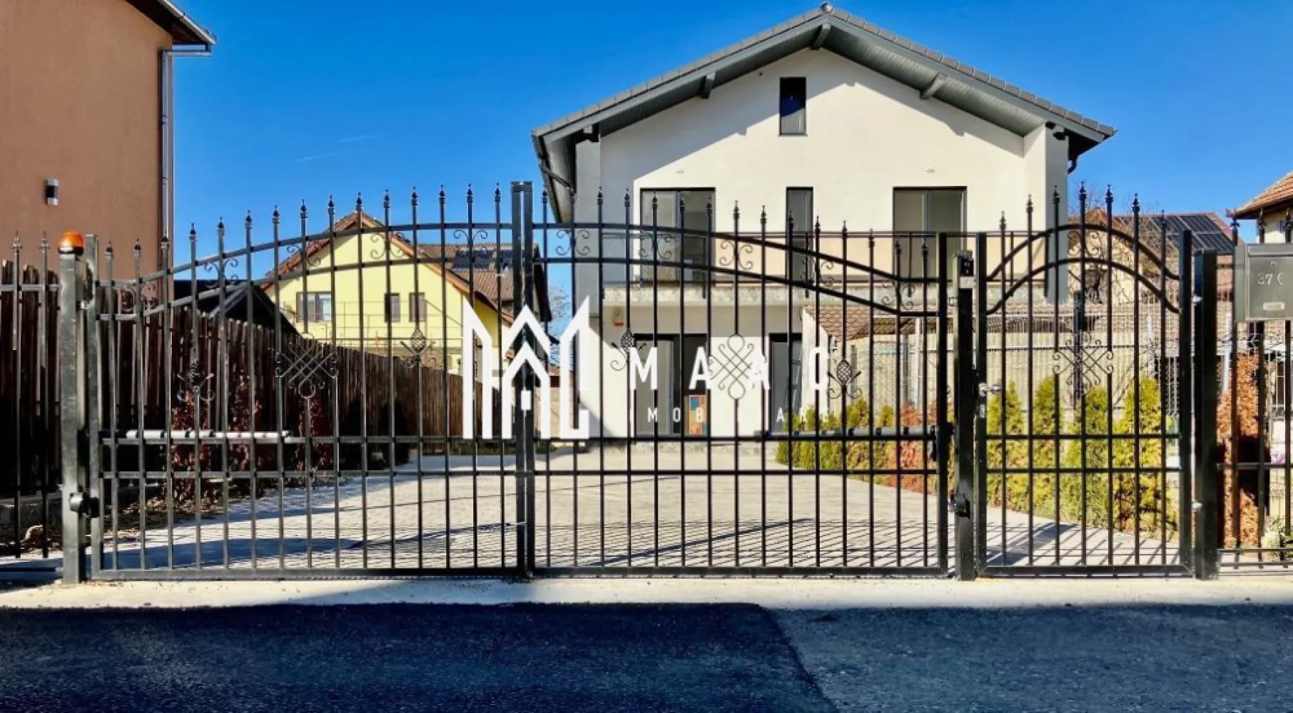 Casă | 153 MPU | Pod 70 MP | Teren 335 MP | Tunișor - MAAC Imobiliare vă propune spre vânzare o proprietate modernă, spațioasă și extrem de bine gândită, situată în Tunișor, la doar 5 minute de centrul orașului Sibiu.

Casa este amplasată pe un teren de 335 mp și oferă o suprafață utilă de 153 mp (parter + etaj), la care se adaugă un pod mansardat de aproximativ 70 mp, ideal pentru multiple utilizări

Compartimentare

Parter
 • hol generos de acces (12 mp)
 • living spațios (24 mp)
 • bucătărie separată (15 mp)
 • baie (5,6 mp)
 • spațiu de depozitare

Etaj
 • dormitor matrimonial (17 mp) cu dressing și baie proprie (4,6 mp)
 • 2 dormitoare (13 mp și 12 mp)
 • baie suplimentară (4,3 mp)
 • balcon de 10 mp

Pod mansardat (~70 mp)
 • spațiu versatil, ideal pentru birou, zonă de relaxare, fitness sau depozitare

Dotări și construcție
 • structură din beton armat
 • zidărie din cărămidă de 30 cm + izolație exterioară
 • certificat energetic A
 • ferestre tripan Salamander
 • acoperiș din țiglă ceramică
 • încălzire în pardoseală + centrală termică Fondital
 • instalații electrice și sanitare complet realizate
 • pregătire pentru aer condiționat și panouri fotovoltaice
 • priză trifazică (inclusiv pentru mașini electrice)
 • robineți exteriori cu sistem anti-îngheț

Siguranță și tehnologie
 • sistem de supraveghere video 360°
 • sistem de alarmă Paradox
 • interfon
 • rețea Wi-Fi pe fiecare nivel
 • panouri de control separate pentru parter și etaj

Exterior și facilități
 • curte amenajată pentru intimitate și relaxare
 • grădină ideală pentru micro-cultură
 • terasă
 • posibilitate de amenajare anexă
 • spațiu pentru până la 6 autoturisme
 • porți automatizate

Stadiu de predare

Casa se predă cu toate instalațiile finalizate și posibilitatea de personalizare completă a interiorului:
 • finisaje (parchet, gresie, faianță)
 • uși interioare
 • obiecte sanitare incluse

Pentru mai multe detalii sau pentru programarea unei vizionări, vă rugăm să ne contactați și să menționați ID-ul proprietății: CP2985127.