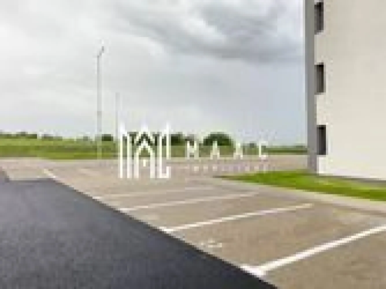 Apartament 3 camere | Parter | Calea Surii Mici I Loc de parcare - MAAC Imobiliare vă propune spre vânzare un apartament modern cu 3 camere, situat la parterul unui imobil nou, construcție 2024, amplasat în Sibiu, în zona Calea Șurii Mici – o locație în plină dezvoltare, ideală atât pentru locuit, cât și pentru investiție.

Locuința are o suprafață utilă de 62 mp, la care se adaugă un balcon generos de 6,4 mp, perfect pentru momente de relaxare. Compartimentarea este practică și eficientă, fiind gândită pentru a oferi confort și funcționalitate:
living luminos
2 dormitoare
bucătărie separată
2 băi
spațiu dedicat pentru mini-dressing

Apartamentul se predă la stadiul de „finisat la alb”, oferindu-vă posibilitatea de a-l amenaja și personaliza complet în funcție de propriile preferințe și stil.

Avantaje și beneficii:
compartimentare inteligentă și spații bine optimizate
balcon spațios, cu acces facil
loc de parcare inclus în preț
imobil nou, construit la standarde moderne
ideal atât pentru locuință, cât și pentru birou sau investiție

Ansamblul rezidențial este prevăzut cu zonă de agrement, acces securizat cu barieră și supraveghere video, oferind un plus de confort și siguranță.

Zona Calea Șurii Mici beneficiază de acces facil către principalele puncte de interes ale orașului și este tot mai apreciată datorită dezvoltării accelerate și infrastructurii în continuă expansiune.

Pentru mai multe detalii specificati ca ati vazut anuntul cu ID: 2977981