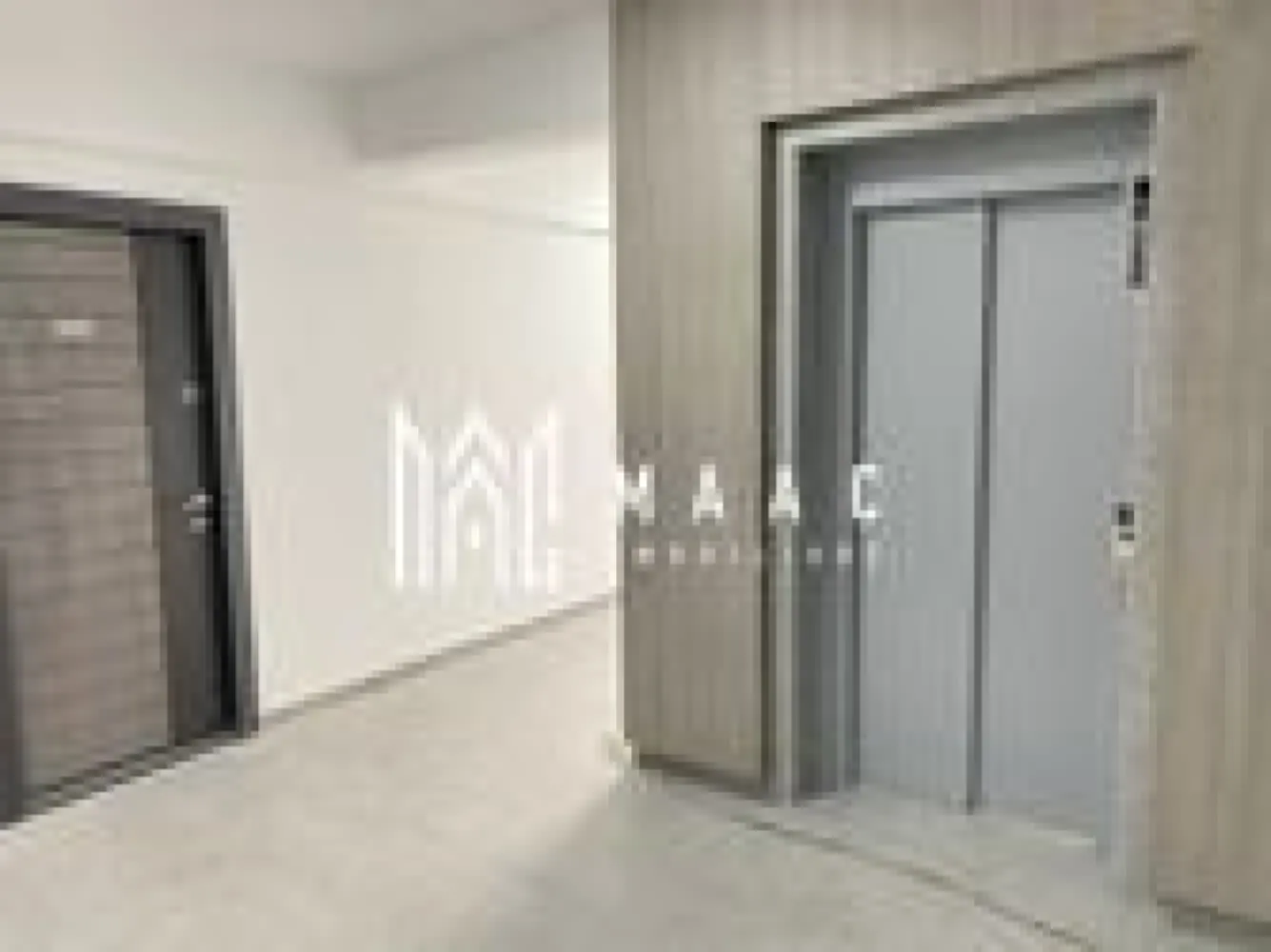 Apartament 3 camere | Parter | Calea Surii Mici I Loc de parcare - MAAC Imobiliare vă propune spre vânzare un apartament modern cu 3 camere, situat la parterul unui imobil nou, construcție 2024, amplasat în Sibiu, în zona Calea Șurii Mici – o locație în plină dezvoltare, ideală atât pentru locuit, cât și pentru investiție.

Locuința are o suprafață utilă de 62 mp, la care se adaugă un balcon generos de 6,4 mp, perfect pentru momente de relaxare. Compartimentarea este practică și eficientă, fiind gândită pentru a oferi confort și funcționalitate:
living luminos
2 dormitoare
bucătărie separată
2 băi
spațiu dedicat pentru mini-dressing

Apartamentul se predă la stadiul de „finisat la alb”, oferindu-vă posibilitatea de a-l amenaja și personaliza complet în funcție de propriile preferințe și stil.

Avantaje și beneficii:
compartimentare inteligentă și spații bine optimizate
balcon spațios, cu acces facil
loc de parcare inclus în preț
imobil nou, construit la standarde moderne
ideal atât pentru locuință, cât și pentru birou sau investiție

Ansamblul rezidențial este prevăzut cu zonă de agrement, acces securizat cu barieră și supraveghere video, oferind un plus de confort și siguranță.

Zona Calea Șurii Mici beneficiază de acces facil către principalele puncte de interes ale orașului și este tot mai apreciată datorită dezvoltării accelerate și infrastructurii în continuă expansiune.

Pentru mai multe detalii specificati ca ati vazut anuntul cu ID: 2977981