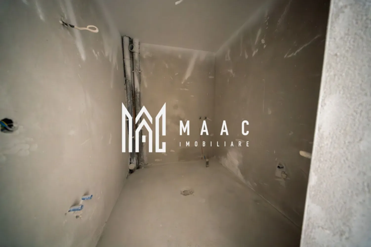 Apartament 3 camere I Rate la dezvoltator I Selimbar - MAAC Imobiliare vă propune spre vânzare un apartament cu 3 camere situat în ansamblul rezidențial CREDI RESIDENCE din Șelimbăr, o zonă în plină dezvoltare, apreciată pentru accesibilitate și confortul oferit locatarilor. Proprietatea reprezintă o oportunitate excelentă de achiziție, existând posibilitatea cumpărării în rate direct la dezvoltator.

Apartamentul are o suprafață de 75 mp și se predă la cheie, cu finisaje moderne, fiind ideal atât pentru locuire, cât și pentru investiție.

Prețul de vânzare este de 169.000 euro (TVA inclus), cu posibilitate de achiziție în rate direct la dezvoltator.

Compartimentare eficientă în 3 camere
Baie complet mobilată și utilată, finisată cu materiale de calitate
Apartament predat la cheie, pregătit pentru mutare imediată
Design modern, confortabil și funcțional

Locație și avantaje:
Amplasat într-o zonă în plină dezvoltare
Acces rapid către Shopping City Sibiu și alte puncte de interes
Stație de autobuz în apropiere, pentru deplasări facile în oraș

Parcare:
Loc de parcare disponibil la prețul de 5.000 euro (se achiziționează separat)

Predare:
Estimată pentru perioada iunie–iulie

Modalități de plată:
Cash
Credit bancar
Rate direct la dezvoltator: avans 30.000 euro + 550 euro/lună, pe o perioadă de 30 ani

Pentru mai multe detalii, vă rugăm să menționați CP2972449 la telefon.