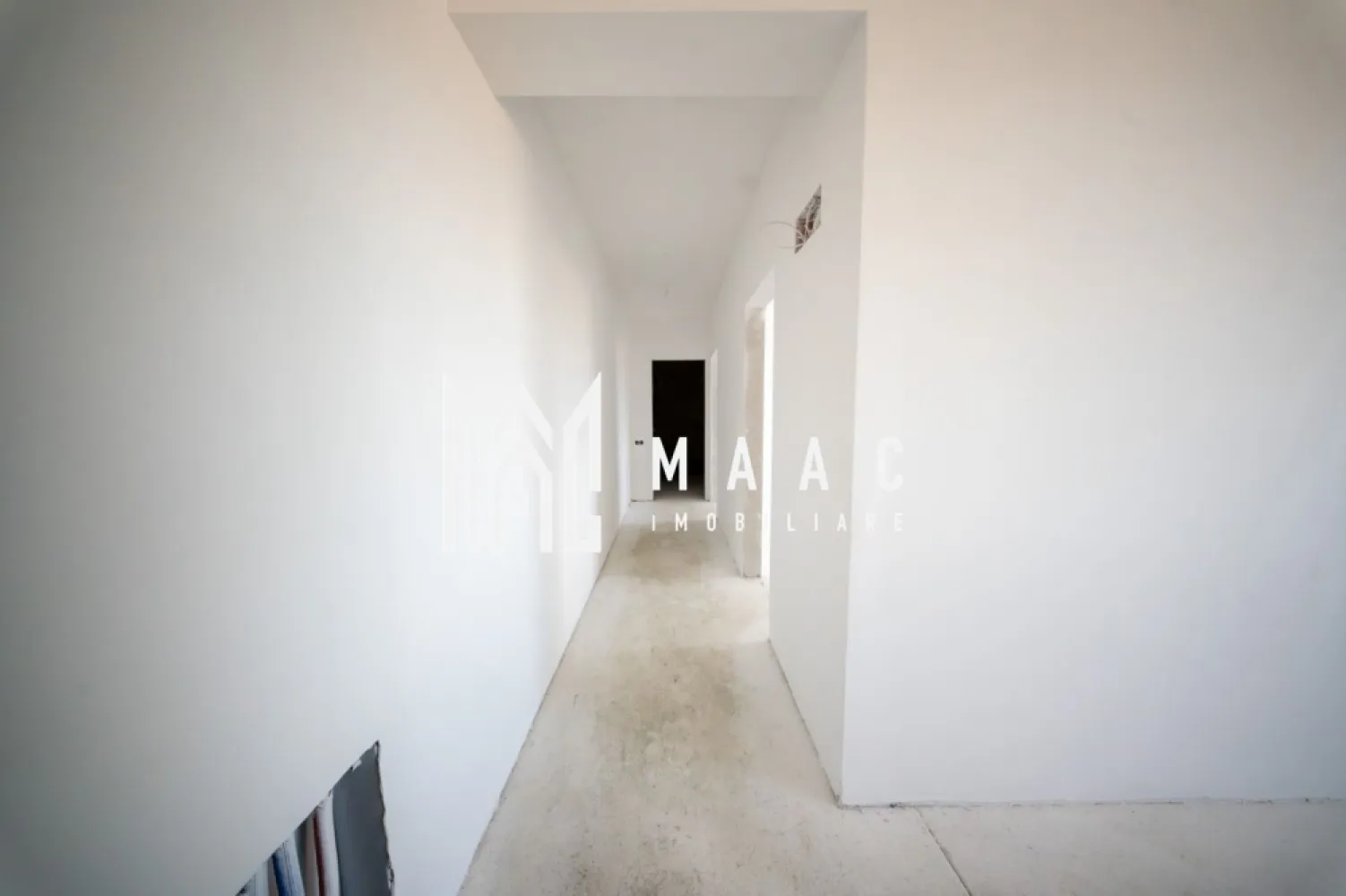 Apartament 2 camere I Selimbar - MAAC Imobiliare vă propune spre vanzare un apartament 2 camere in ansamblu CREDIRESIDENCE atât pentru locuit, cât și pentru investiție.
fiind situat într-un cartier nou, Fnisaje moderne la cheie spațios de 55 m² utili îmbină perfect funcționalitatea cu un stil contemporan, avand de asemenea loc de parcare a apartamentului

Compartimentare:

-Loc de parcare inclus

-Living spațios

-Dressing

-Dormitor 

-Bucătărie

-Cabina de dus

-Balcon

-Interfon 

Pentru mai multe detalii, vă rugăm să specificați telefonic că ați văzut anunțul cu numărul CP2971806