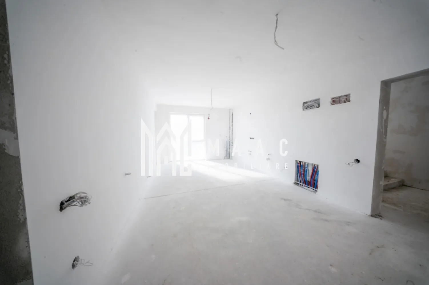 Apartament 2 camere I Selimbar - MAAC Imobiliare vă propune spre vanzare un apartament 2 camere in ansamblu CREDIRESIDENCE atât pentru locuit, cât și pentru investiție.
fiind situat într-un cartier nou, Fnisaje moderne la cheie spațios de 55 m² utili îmbină perfect funcționalitatea cu un stil contemporan, avand de asemenea loc de parcare a apartamentului

Compartimentare:

-Loc de parcare inclus

-Living spațios

-Dressing

-Dormitor 

-Bucătărie

-Cabina de dus

-Balcon

-Interfon 

Pentru mai multe detalii, vă rugăm să specificați telefonic că ați văzut anunțul cu numărul CP2971806