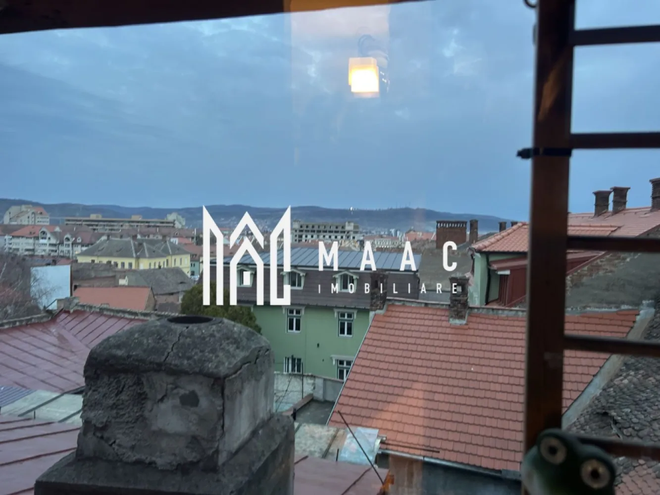Apartament 2 Camere | 38,6 Mp | Pivniță 4 Mp | Zona Ultracentrală - MAAC Imobiliare vă propune spre vânzare un apartament cu 2 camere spațios și bine compartimentat

Vă prezentăm un apartament cu o suprafață utilă de 38,5 mp, ideal atât pentru locuit, cât și pentru investiție.

Compartimentare și beneficii:

Cameră luminoasă
Dormitor confortabil
Bucătărie spațioasă, cu posibilitate de închidere
Baie
Pivniță de 4 mp
Acces la pod și uscătorie

Proprietatea a fost renovată complet în anul 2012, atât din punct de vedere electric, cât și sanitar. De asemenea, acoperișul imobilului a fost renovat în același an, oferind un plus de siguranță și confort.

Apartamentul dispune de centrală proprie și încălzire prin calorifere, asigurând un control eficient al costurilor și confort termic pe tot parcursul anului.

Avantaje:

Suprafață generoasă pentru un apartament cu 2 camere
Bucătărie separată (posibilitate de închidere)
Centrală proprie
Spații suplimentare: pivniță, pod, uscătorie
Imobil întreținut, cu acoperiș renovat

Pentru mai multe detalii sau pentru programarea unei vizionări, vă rugăm să ne contactați specificând ID: CP2993226.