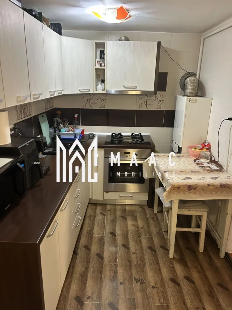 Apartament 2 Camere | 38,6 Mp | Pivniță 4 Mp | Zona Ultracentrală - MAAC Imobiliare vă propune spre vânzare un apartament cu 2 camere spațios și bine compartimentat

Vă prezentăm un apartament cu o suprafață utilă de 38,5 mp, ideal atât pentru locuit, cât și pentru investiție.

Compartimentare și beneficii:

Cameră luminoasă
Dormitor confortabil
Bucătărie spațioasă, cu posibilitate de închidere
Baie
Pivniță de 4 mp
Acces la pod și uscătorie

Proprietatea a fost renovată complet în anul 2012, atât din punct de vedere electric, cât și sanitar. De asemenea, acoperișul imobilului a fost renovat în același an, oferind un plus de siguranță și confort.

Apartamentul dispune de centrală proprie și încălzire prin calorifere, asigurând un control eficient al costurilor și confort termic pe tot parcursul anului.

Avantaje:

Suprafață generoasă pentru un apartament cu 2 camere
Bucătărie separată (posibilitate de închidere)
Centrală proprie
Spații suplimentare: pivniță, pod, uscătorie
Imobil întreținut, cu acoperiș renovat

Pentru mai multe detalii sau pentru programarea unei vizionări, vă rugăm să ne contactați specificând ID: CP2993226.
