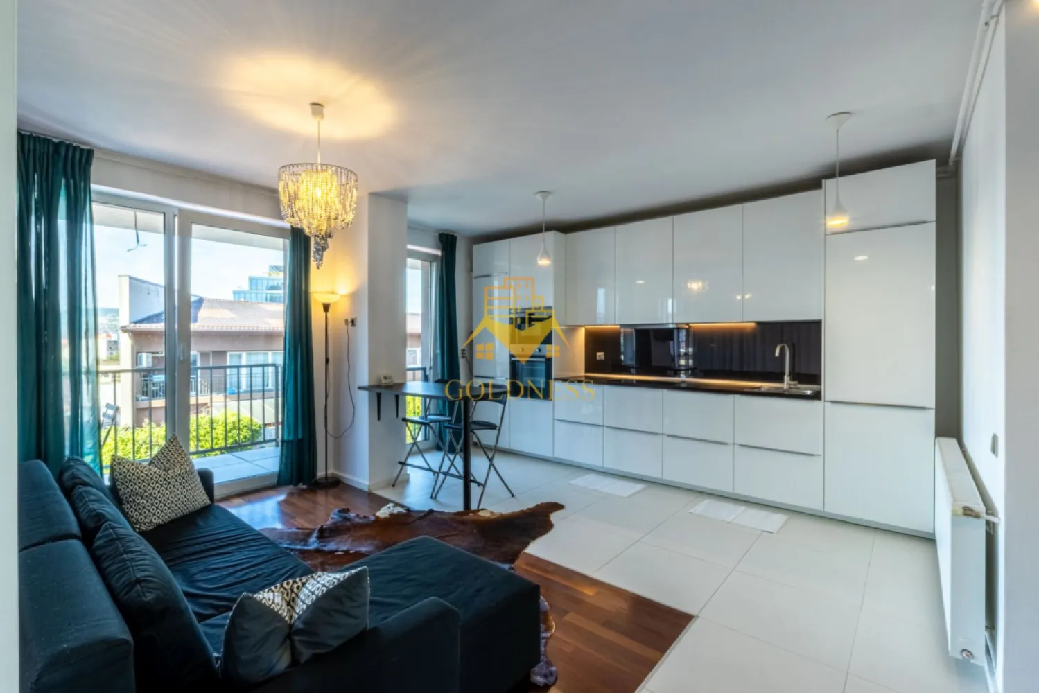 2 camere, modern, Platinia, Central, NTT Data, Constanta, Pet Friendly - GOLDNESS Imobiliare vă propune spre închiriere un apartament cu 2 camere complet mobilat și utilat, la etajul 6 într-un imobil de 6 etaje, în zona Centrala.

Se află în apropierea stațiilor de transport în comun, magazine, restaurante, spații verzi, farmacii, etc. 

Apartamentul este compartimentat astfel:
 - dormitor cu pat matrimonial, dressing, noptiere
 - living cu bucatarie open space complet utilată, canapea extensibilă, loc de servit masa 
 - baie cu cabina de dus, calorifer port prosop și dulap pentru depozitare.
 - terasa de 7 mp.

Imobilul este dotat cu toate cele necesare- centrală proprie, mașină de spălat haine, frigider, plită electrică, hotă, etc. 

Dacă sunteți interesați de acest apartament și doriți să îl vizionați, dar și pentru alte oferte nu ezitați să ne contactați telefonic sau prin e-mail. Vă stăm la dispoziție!
Pentru intermediere se percepe un comision de 50% din prețul chiriei!