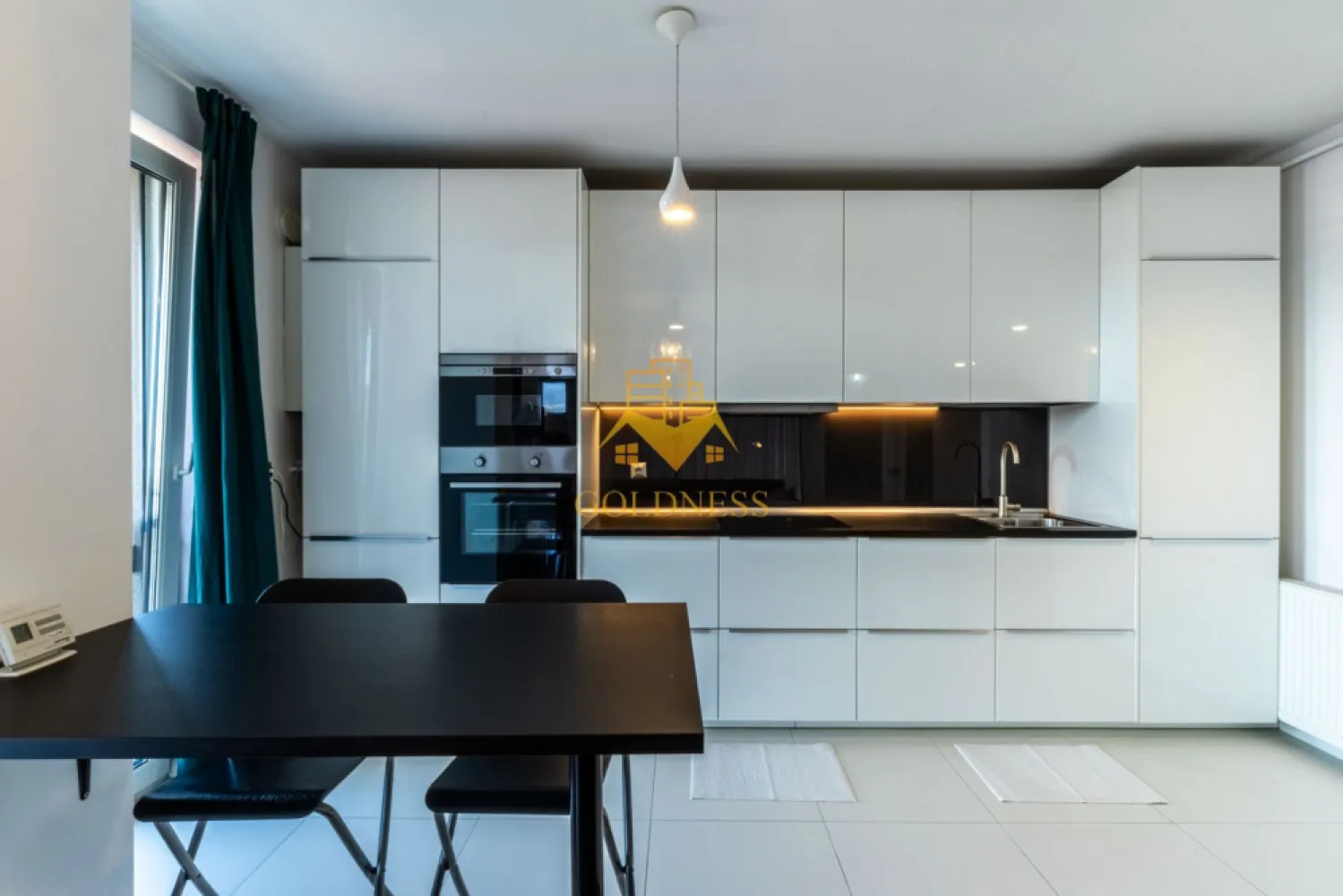 2 camere, modern, Platinia, Central, NTT Data, Constanta, Pet Friendly - GOLDNESS Imobiliare vă propune spre închiriere un apartament cu 2 camere complet mobilat și utilat, la etajul 6 într-un imobil de 6 etaje, în zona Centrala.

Se află în apropierea stațiilor de transport în comun, magazine, restaurante, spații verzi, farmacii, etc. 

Apartamentul este compartimentat astfel:
 - dormitor cu pat matrimonial, dressing, noptiere
 - living cu bucatarie open space complet utilată, canapea extensibilă, loc de servit masa 
 - baie cu cabina de dus, calorifer port prosop și dulap pentru depozitare.
 - terasa de 7 mp.

Imobilul este dotat cu toate cele necesare- centrală proprie, mașină de spălat haine, frigider, plită electrică, hotă, etc. 

Dacă sunteți interesați de acest apartament și doriți să îl vizionați, dar și pentru alte oferte nu ezitați să ne contactați telefonic sau prin e-mail. Vă stăm la dispoziție!
Pentru intermediere se percepe un comision de 50% din prețul chiriei!