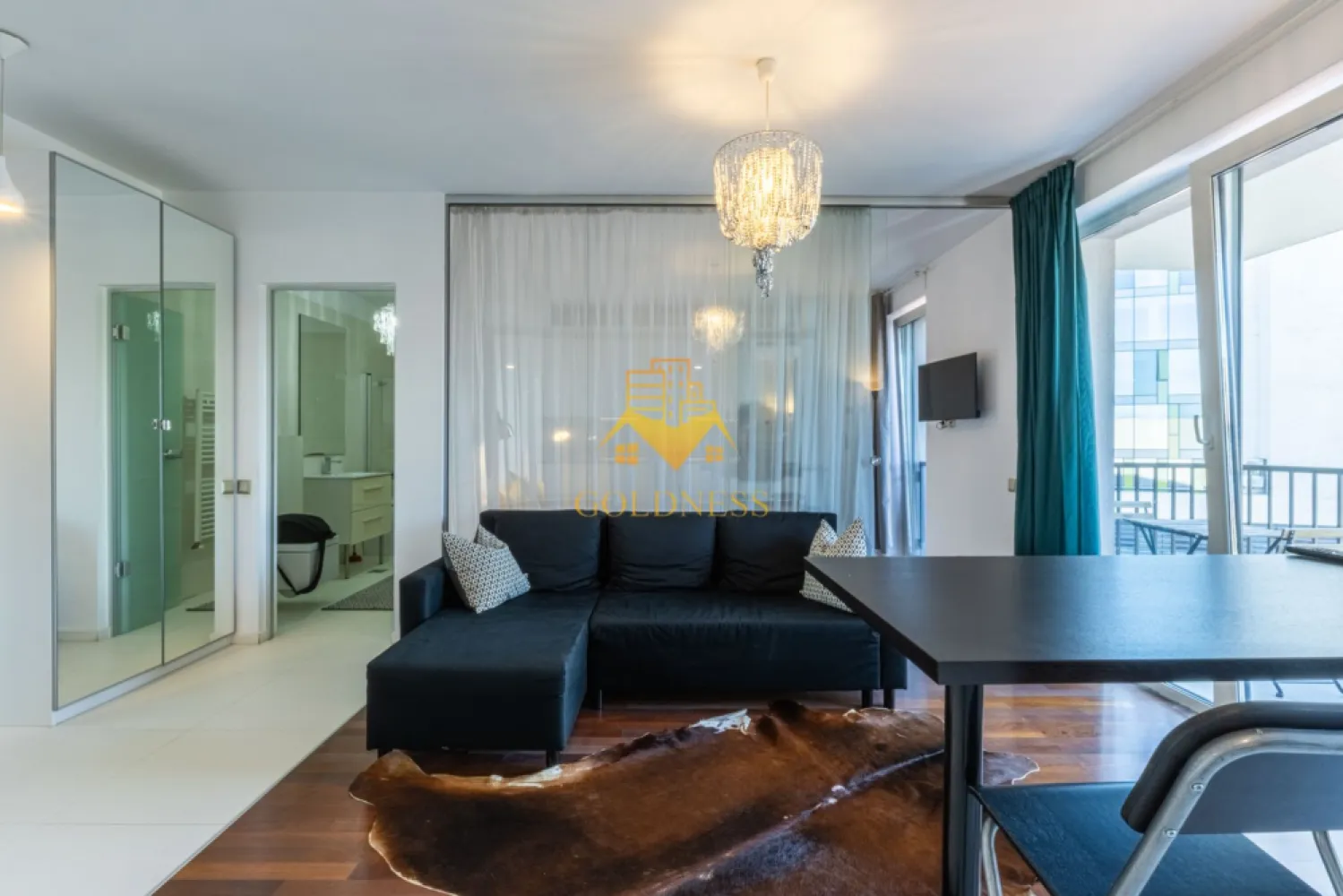 2 camere, modern, Platinia, Central, NTT Data, Constanta, Pet Friendly - GOLDNESS Imobiliare vă propune spre închiriere un apartament cu 2 camere complet mobilat și utilat, la etajul 6 într-un imobil de 6 etaje, în zona Centrala.

Se află în apropierea stațiilor de transport în comun, magazine, restaurante, spații verzi, farmacii, etc. 

Apartamentul este compartimentat astfel:
 - dormitor cu pat matrimonial, dressing, noptiere
 - living cu bucatarie open space complet utilată, canapea extensibilă, loc de servit masa 
 - baie cu cabina de dus, calorifer port prosop și dulap pentru depozitare.
 - terasa de 7 mp.

Imobilul este dotat cu toate cele necesare- centrală proprie, mașină de spălat haine, frigider, plită electrică, hotă, etc. 

Dacă sunteți interesați de acest apartament și doriți să îl vizionați, dar și pentru alte oferte nu ezitați să ne contactați telefonic sau prin e-mail. Vă stăm la dispoziție!
Pentru intermediere se percepe un comision de 50% din prețul chiriei!