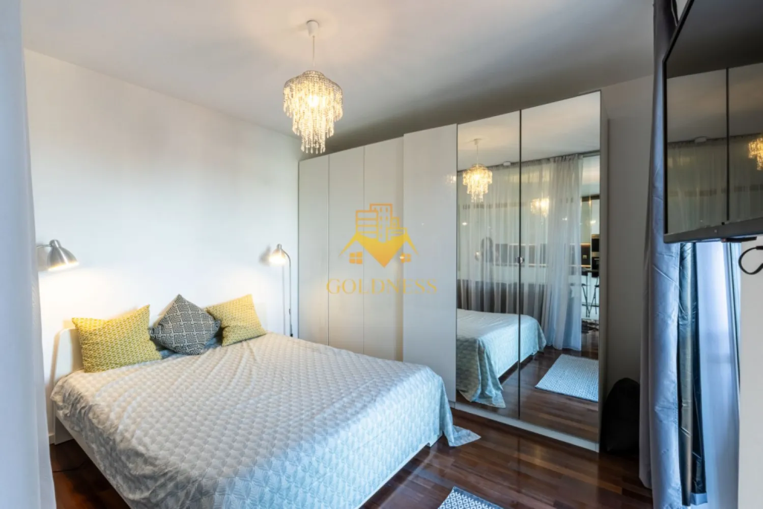 2 camere, modern, Platinia, Central, NTT Data, Constanta, Pet Friendly - GOLDNESS Imobiliare vă propune spre închiriere un apartament cu 2 camere complet mobilat și utilat, la etajul 6 într-un imobil de 6 etaje, în zona Centrala.

Se află în apropierea stațiilor de transport în comun, magazine, restaurante, spații verzi, farmacii, etc. 

Apartamentul este compartimentat astfel:
 - dormitor cu pat matrimonial, dressing, noptiere
 - living cu bucatarie open space complet utilată, canapea extensibilă, loc de servit masa 
 - baie cu cabina de dus, calorifer port prosop și dulap pentru depozitare.
 - terasa de 7 mp.

Imobilul este dotat cu toate cele necesare- centrală proprie, mașină de spălat haine, frigider, plită electrică, hotă, etc. 

Dacă sunteți interesați de acest apartament și doriți să îl vizionați, dar și pentru alte oferte nu ezitați să ne contactați telefonic sau prin e-mail. Vă stăm la dispoziție!
Pentru intermediere se percepe un comision de 50% din prețul chiriei!