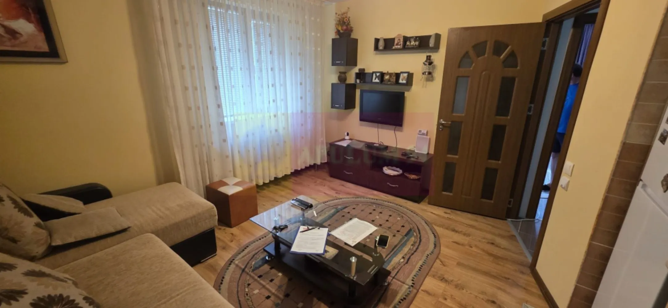 Apartament cu 2 camere de vanzare in Sinaia - Apartament cu 2 camere de vânzare în Sinaia – etaj 1, loc de parcare inclus și vedere către Munții Baiului

Agenția Imobiliară Mervani vă propune spre vânzare un apartament cu 2 camere în Sinaia, o proprietate modernă, situată într-o zonă apreciată, aproape de zona centrală a stațiunii. 

Apartamentul este amplasat la etajul 1 și are o suprafață de 42 mp, fiind compartimentat eficient: hol de acces, dormitor, cameră de zi luminoasă, baie cu duș și balcon spațios.

Balconul generos oferă o priveliște frumoasă asupra Munților Baiului și creează un spațiu ideal pentru relaxare, unde vă puteți bucura de liniștea zonei și de aerul curat de munte.

Un beneficiu suplimentar al proprietății îl reprezintă terasa situată în spatele blocului, un spațiu ce poate fi amenajat ca zonă verde cu flori și plante decorative în ghivece, devenind un loc plăcut pentru petrecerea timpului liber.

Apartamentul beneficiază de finisaje moderne și se vinde complet mobilat și utilat, fiind pregătit pentru locuire imediată sau utilizare ca apartament de vacanță.

Construcția este realizată pe structură de beton armat și cărămidă Porotherm, cu termoizolație exterioară din polistiren, asigurând confort și eficiență termică. Tâmplăria este din PVC cu geam termopan.

Proprietatea dispune de un loc de parcare inclus, un avantaj important pentru confortul viitorului proprietar.

Datorită amplasării aproape de zona centrală, priveliștii către munte și dotărilor oferite, apartamentul reprezintă o alegere excelentă pentru cei care caută o locuință modernă în Sinaia, o casă de vacanță sau o investiție cu potențial de închiriere.

Avantaje proprietate:

 Apartament cu 2 camere în Sinaia
 Suprafață 42 mp
 Etaj 1
 Loc de parcare inclus
 Balcon spațios cu vedere către Munții Baiului
 Terasă pentru amenajarea unei zone verzi
 Mobilat și utilat
 Finisaje moderne
 Construcție din beton armat și cărămidă Porotherm
 Termoizolație exterioară cu polistiren
 Tâmplărie PVC cu geam termopan
 Aproape de zona centrală
 Potrivit pentru locuință permanentă, vacanță sau investiție

Proprietate listată de Agenția Imobiliară Mervani.
Telefon contact: 0729.935.536