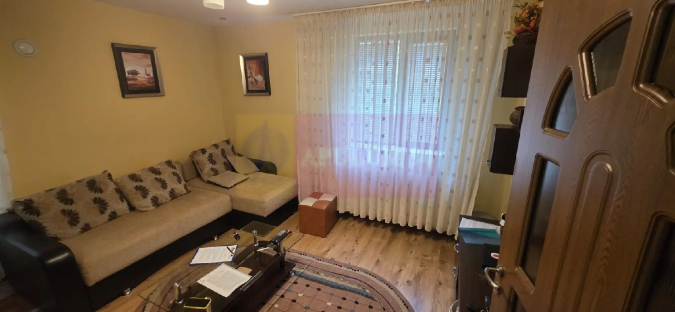 Apartament cu 2 camere de vanzare in Sinaia - Apartament cu 2 camere de vânzare în Sinaia – etaj 1, loc de parcare inclus și vedere către Munții Baiului

Agenția Imobiliară Mervani vă propune spre vânzare un apartament cu 2 camere în Sinaia, o proprietate modernă, situată într-o zonă apreciată, aproape de zona centrală a stațiunii. 

Apartamentul este amplasat la etajul 1 și are o suprafață de 42 mp, fiind compartimentat eficient: hol de acces, dormitor, cameră de zi luminoasă, baie cu duș și balcon spațios.

Balconul generos oferă o priveliște frumoasă asupra Munților Baiului și creează un spațiu ideal pentru relaxare, unde vă puteți bucura de liniștea zonei și de aerul curat de munte.

Un beneficiu suplimentar al proprietății îl reprezintă terasa situată în spatele blocului, un spațiu ce poate fi amenajat ca zonă verde cu flori și plante decorative în ghivece, devenind un loc plăcut pentru petrecerea timpului liber.

Apartamentul beneficiază de finisaje moderne și se vinde complet mobilat și utilat, fiind pregătit pentru locuire imediată sau utilizare ca apartament de vacanță.

Construcția este realizată pe structură de beton armat și cărămidă Porotherm, cu termoizolație exterioară din polistiren, asigurând confort și eficiență termică. Tâmplăria este din PVC cu geam termopan.

Proprietatea dispune de un loc de parcare inclus, un avantaj important pentru confortul viitorului proprietar.

Datorită amplasării aproape de zona centrală, priveliștii către munte și dotărilor oferite, apartamentul reprezintă o alegere excelentă pentru cei care caută o locuință modernă în Sinaia, o casă de vacanță sau o investiție cu potențial de închiriere.

Avantaje proprietate:

 Apartament cu 2 camere în Sinaia
 Suprafață 42 mp
 Etaj 1
 Loc de parcare inclus
 Balcon spațios cu vedere către Munții Baiului
 Terasă pentru amenajarea unei zone verzi
 Mobilat și utilat
 Finisaje moderne
 Construcție din beton armat și cărămidă Porotherm
 Termoizolație exterioară cu polistiren
 Tâmplărie PVC cu geam termopan
 Aproape de zona centrală
 Potrivit pentru locuință permanentă, vacanță sau investiție

Proprietate listată de Agenția Imobiliară Mervani.
Telefon contact: 0729.935.536