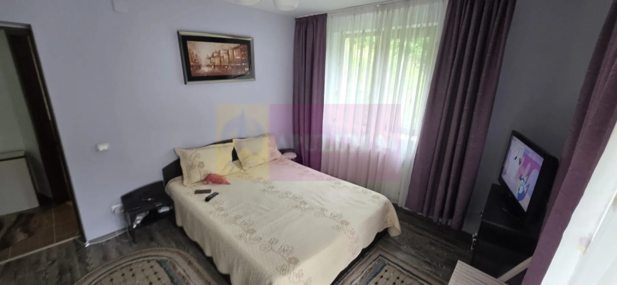 Apartament cu 2 camere de vanzare in Sinaia - Apartament cu 2 camere de vânzare în Sinaia – etaj 1, loc de parcare inclus și vedere către Munții Baiului

Agenția Imobiliară Mervani vă propune spre vânzare un apartament cu 2 camere în Sinaia, o proprietate modernă, situată într-o zonă apreciată, aproape de zona centrală a stațiunii. 

Apartamentul este amplasat la etajul 1 și are o suprafață de 42 mp, fiind compartimentat eficient: hol de acces, dormitor, cameră de zi luminoasă, baie cu duș și balcon spațios.

Balconul generos oferă o priveliște frumoasă asupra Munților Baiului și creează un spațiu ideal pentru relaxare, unde vă puteți bucura de liniștea zonei și de aerul curat de munte.

Un beneficiu suplimentar al proprietății îl reprezintă terasa situată în spatele blocului, un spațiu ce poate fi amenajat ca zonă verde cu flori și plante decorative în ghivece, devenind un loc plăcut pentru petrecerea timpului liber.

Apartamentul beneficiază de finisaje moderne și se vinde complet mobilat și utilat, fiind pregătit pentru locuire imediată sau utilizare ca apartament de vacanță.

Construcția este realizată pe structură de beton armat și cărămidă Porotherm, cu termoizolație exterioară din polistiren, asigurând confort și eficiență termică. Tâmplăria este din PVC cu geam termopan.

Proprietatea dispune de un loc de parcare inclus, un avantaj important pentru confortul viitorului proprietar.

Datorită amplasării aproape de zona centrală, priveliștii către munte și dotărilor oferite, apartamentul reprezintă o alegere excelentă pentru cei care caută o locuință modernă în Sinaia, o casă de vacanță sau o investiție cu potențial de închiriere.

Avantaje proprietate:

 Apartament cu 2 camere în Sinaia
 Suprafață 42 mp
 Etaj 1
 Loc de parcare inclus
 Balcon spațios cu vedere către Munții Baiului
 Terasă pentru amenajarea unei zone verzi
 Mobilat și utilat
 Finisaje moderne
 Construcție din beton armat și cărămidă Porotherm
 Termoizolație exterioară cu polistiren
 Tâmplărie PVC cu geam termopan
 Aproape de zona centrală
 Potrivit pentru locuință permanentă, vacanță sau investiție

Proprietate listată de Agenția Imobiliară Mervani.
Telefon contact: 0729.935.536