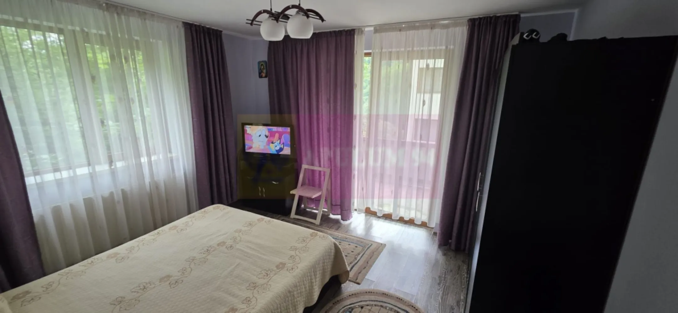 Apartament cu 2 camere de vanzare in Sinaia - Apartament cu 2 camere de vânzare în Sinaia – etaj 1, loc de parcare inclus și vedere către Munții Baiului

Agenția Imobiliară Mervani vă propune spre vânzare un apartament cu 2 camere în Sinaia, o proprietate modernă, situată într-o zonă apreciată, aproape de zona centrală a stațiunii. 

Apartamentul este amplasat la etajul 1 și are o suprafață de 42 mp, fiind compartimentat eficient: hol de acces, dormitor, cameră de zi luminoasă, baie cu duș și balcon spațios.

Balconul generos oferă o priveliște frumoasă asupra Munților Baiului și creează un spațiu ideal pentru relaxare, unde vă puteți bucura de liniștea zonei și de aerul curat de munte.

Un beneficiu suplimentar al proprietății îl reprezintă terasa situată în spatele blocului, un spațiu ce poate fi amenajat ca zonă verde cu flori și plante decorative în ghivece, devenind un loc plăcut pentru petrecerea timpului liber.

Apartamentul beneficiază de finisaje moderne și se vinde complet mobilat și utilat, fiind pregătit pentru locuire imediată sau utilizare ca apartament de vacanță.

Construcția este realizată pe structură de beton armat și cărămidă Porotherm, cu termoizolație exterioară din polistiren, asigurând confort și eficiență termică. Tâmplăria este din PVC cu geam termopan.

Proprietatea dispune de un loc de parcare inclus, un avantaj important pentru confortul viitorului proprietar.

Datorită amplasării aproape de zona centrală, priveliștii către munte și dotărilor oferite, apartamentul reprezintă o alegere excelentă pentru cei care caută o locuință modernă în Sinaia, o casă de vacanță sau o investiție cu potențial de închiriere.

Avantaje proprietate:

 Apartament cu 2 camere în Sinaia
 Suprafață 42 mp
 Etaj 1
 Loc de parcare inclus
 Balcon spațios cu vedere către Munții Baiului
 Terasă pentru amenajarea unei zone verzi
 Mobilat și utilat
 Finisaje moderne
 Construcție din beton armat și cărămidă Porotherm
 Termoizolație exterioară cu polistiren
 Tâmplărie PVC cu geam termopan
 Aproape de zona centrală
 Potrivit pentru locuință permanentă, vacanță sau investiție

Proprietate listată de Agenția Imobiliară Mervani.
Telefon contact: 0729.935.536