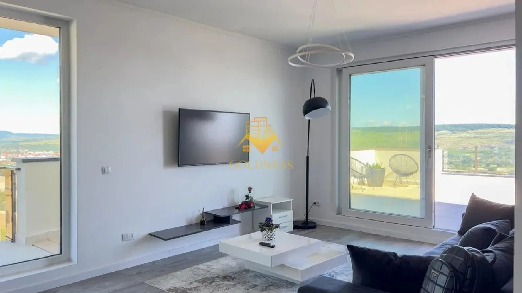 Penthouse, Openspace, Floresti, Vivo,Parcare, Lux, Avram Iancu,Razoare - GOLDNESS Imobiliare vă propune spre închiriere un apartament cu 3 camere complet mobilat și utilat, la etajul 2 într-un imobil de 2 etaje, în Floresti!
Parcare inclusa!
Se află în apropierea stațiilor de transport în comun, magazine, restaurante, spații verzi, farmacii, etc. 

Apartamentul este compartimentat astfel:
 - dormitor cu pat matrimonial, dressing, noptiere
 - dormitor cu canapea extensibila, iesire pe terasa
 - living cu bucatarie open space complet utilată și mobilată, canapea extensibilă, loc de servit masa 
 - baie cu cabina de dus, calorifer port prosop și dulap pentru depozitare.
 - terasa de 60 mp.

Imobilul este dotat cu toate cele necesare- centrală proprie, frigider, aragaz, hotă, mașină de spălat haine, etc. 

Dacă sunteți interesați de acest apartament și doriți să îl vizionați, dar și pentru alte oferte nu ezitați să ne contactați telefonic sau prin e-mail. Vă stăm la dispoziție!
Pentru intermediere se percepe un comision de 50% din prețul chiriei!