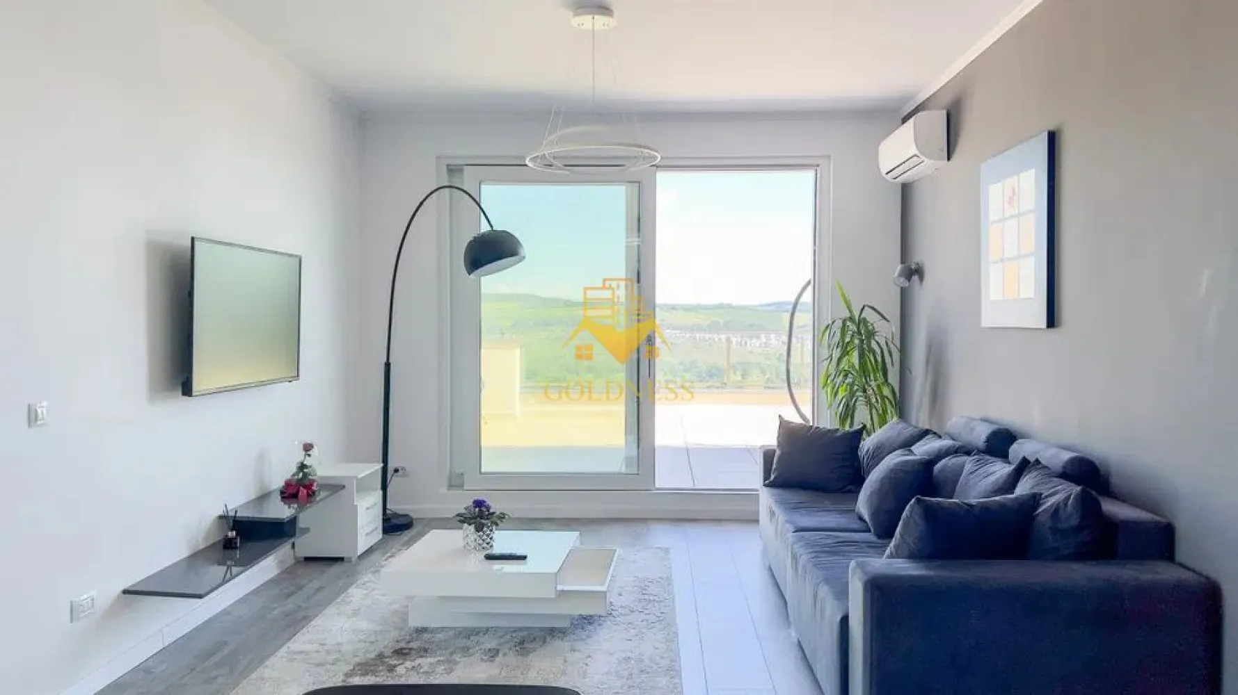 Penthouse, Openspace, Floresti, Vivo,Parcare, Lux, Avram Iancu,Razoare - GOLDNESS Imobiliare vă propune spre închiriere un apartament cu 3 camere complet mobilat și utilat, la etajul 2 într-un imobil de 2 etaje, în Floresti!
Parcare inclusa!
Se află în apropierea stațiilor de transport în comun, magazine, restaurante, spații verzi, farmacii, etc. 

Apartamentul este compartimentat astfel:
 - dormitor cu pat matrimonial, dressing, noptiere
 - dormitor cu canapea extensibila, iesire pe terasa
 - living cu bucatarie open space complet utilată și mobilată, canapea extensibilă, loc de servit masa 
 - baie cu cabina de dus, calorifer port prosop și dulap pentru depozitare.
 - terasa de 60 mp.

Imobilul este dotat cu toate cele necesare- centrală proprie, frigider, aragaz, hotă, mașină de spălat haine, etc. 

Dacă sunteți interesați de acest apartament și doriți să îl vizionați, dar și pentru alte oferte nu ezitați să ne contactați telefonic sau prin e-mail. Vă stăm la dispoziție!
Pentru intermediere se percepe un comision de 50% din prețul chiriei!