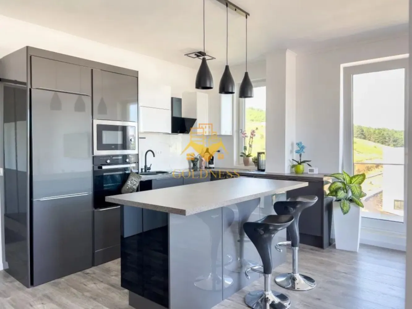 Penthouse, Openspace, Floresti, Vivo,Parcare, Lux, Avram Iancu,Razoare - GOLDNESS Imobiliare vă propune spre închiriere un apartament cu 3 camere complet mobilat și utilat, la etajul 2 într-un imobil de 2 etaje, în Floresti!
Parcare inclusa!
Se află în apropierea stațiilor de transport în comun, magazine, restaurante, spații verzi, farmacii, etc. 

Apartamentul este compartimentat astfel:
 - dormitor cu pat matrimonial, dressing, noptiere
 - dormitor cu canapea extensibila, iesire pe terasa
 - living cu bucatarie open space complet utilată și mobilată, canapea extensibilă, loc de servit masa 
 - baie cu cabina de dus, calorifer port prosop și dulap pentru depozitare.
 - terasa de 60 mp.

Imobilul este dotat cu toate cele necesare- centrală proprie, frigider, aragaz, hotă, mașină de spălat haine, etc. 

Dacă sunteți interesați de acest apartament și doriți să îl vizionați, dar și pentru alte oferte nu ezitați să ne contactați telefonic sau prin e-mail. Vă stăm la dispoziție!
Pentru intermediere se percepe un comision de 50% din prețul chiriei!