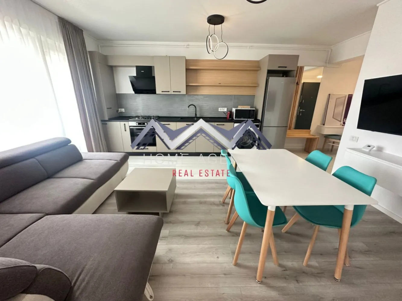 Apartament 2 camere Otopeni premium | prima închiriere - Vă propunem, spre închiriere, un apartament premium cu 2 camere, situat într-un imobil nou, tip boutique, cu doar 11 apartamente, în Otopeni. Proprietatea este la prima închiriere, complet mobilată și utilată, fiind alegerea ideală pentru cei care își doresc confort, intimitate și un standard ridicat de locuire, într-o zonă foarte bine conectată.

Apartamentul este luminos, spațios și foarte bine compartimentat, cu un living generos și bucătărie open space, amenajate modern și practic, cu acces direct spre terasă. Dormitorul oferă un ambient relaxant și intim, perfect pentru momentele de liniște de la începutul sau finalul zilei, cu acces spre balcon propriu. Baia este elegant amenajată și dotată cu duș tip walk-in, completând foarte bine atmosfera modernă a întregii proprietăți.

Locuința este complet mobilată și utilată, cu mobilier de calitate superioară, finisaje premium și dotări atent alese pentru un plus real de confort. Totul este nou, pregătit pentru prima închiriere și gândit pentru un stil de viață modern, în care funcționalitatea se îmbină perfect cu estetica.

Apartamentul beneficiază de centrală termică proprie și încălzire prin pardoseală 
Poziționarea este un avantaj important: aveți în apropiere magazine, restaurante, precum și acces rapid către DN1, Aeroport, București și toate punctele de interes din zonă. Este locul potrivit pentru cei care vor să locuiască aproape de tot ce au nevoie, fără să renunțe la liniște și confort.

În preț este inclus și un loc de parcare suprateran.

Programează acum o vizionare!