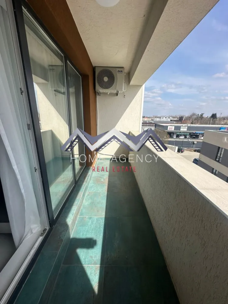 Apartament 2 camere Otopeni premium | prima închiriere - Vă propunem, spre închiriere, un apartament premium cu 2 camere, situat într-un imobil nou, tip boutique, cu doar 11 apartamente, în Otopeni. Proprietatea este la prima închiriere, complet mobilată și utilată, fiind alegerea ideală pentru cei care își doresc confort, intimitate și un standard ridicat de locuire, într-o zonă foarte bine conectată.

Apartamentul este luminos, spațios și foarte bine compartimentat, cu un living generos și bucătărie open space, amenajate modern și practic, cu acces direct spre terasă. Dormitorul oferă un ambient relaxant și intim, perfect pentru momentele de liniște de la începutul sau finalul zilei, cu acces spre balcon propriu. Baia este elegant amenajată și dotată cu duș tip walk-in, completând foarte bine atmosfera modernă a întregii proprietăți.

Locuința este complet mobilată și utilată, cu mobilier de calitate superioară, finisaje premium și dotări atent alese pentru un plus real de confort. Totul este nou, pregătit pentru prima închiriere și gândit pentru un stil de viață modern, în care funcționalitatea se îmbină perfect cu estetica.

Apartamentul beneficiază de centrală termică proprie și încălzire prin pardoseală 
Poziționarea este un avantaj important: aveți în apropiere magazine, restaurante, precum și acces rapid către DN1, Aeroport, București și toate punctele de interes din zonă. Este locul potrivit pentru cei care vor să locuiască aproape de tot ce au nevoie, fără să renunțe la liniște și confort.

În preț este inclus și un loc de parcare suprateran.

Programează acum o vizionare!