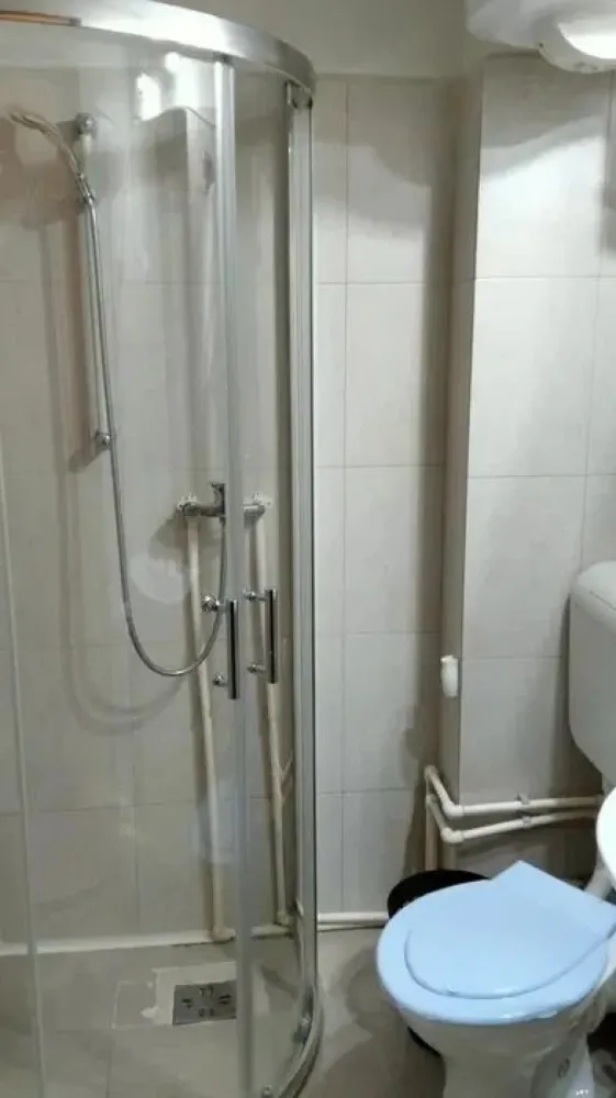 De inchiriat - garsoniera, Tiglina 1 - A-uri, langa Tribunal, 290 euro - Se ofera spre închiriere o garsonieră complet renovată și mobilată, situată în cartier Tiglina 1,, A-uri, etaj 4.

Detalii apartament:
Localizare: Tiglina 1, etaj 4
Stare: recent renovată, mobilată și utilată complet
Încălzire: centralizată, cu costuri reduse iarna
Apă caldă: menajeră prin boiler
Bucătărie: aragaz cu butelie de gaz
Se inchiriaza pentru termen lung

Conditii financiare
Chirie lunară: 290 euro
Garantie: 290 euro
Se percepe comision de intermediere la semnarea contractului

Această garsonieră este ideală pentru o persoană sau un cuplu care caută confort într-o zonă liniștită, dar bine conectată la oraș.
Pentru mai multe detalii sau programare vizionare, te rog să mă contactezi la numărul: 0746.252.252 (Liliana Ene)
Oferta este intermediată prin agenția Mag Invest.