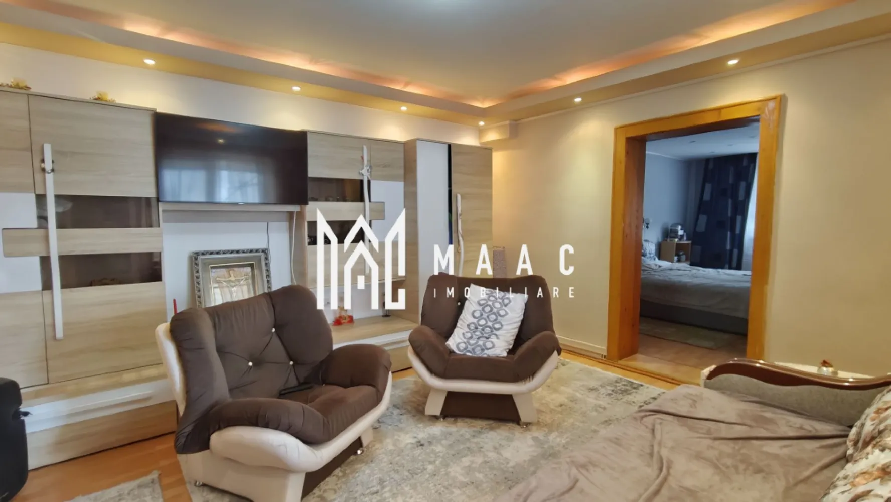 Casă 3 camere I Curte 814mp I Pivniță I Garaj I Axente Sever - MAAC Imobiliare oferă spre vânzare o casă individuală situată în comuna Axente Sever, amplasată pe un teren larg și ferită de agitația drumului național 14. 
Proprietatea se remarcă prin construcția solidă și spațiile bine organizate, fiind potrivită atât pentru locuire permanentă, cât și pentru extindere ulterioară.

Imobilul este ridicat pe fundatie de piatră, beneficiind de o pivniță întinsă pe toată amprenta casei, împărțită în trei încăperi – una dintre ele amenajată ca a doua bucătărie. 
Tavanul boltit, realizat din sine metalice și cărămidă, conferă durabilitate și un aspect tradițional.

Parterul înalt include:
- hol de acces
- living și dormitor
- baie cu cadă și fereastră pentru aerisire
- bucătărie închisă

Din bucătărie pornește scara metalică ce duce către mansardă, unde se află un dormitor suplimentar (izolat corespunzător), un dressing și accesul către podul destinat depozitării.

Casa a beneficiat de lucrări importante:
- izolație exterioară cu polistiren de 10 cm
- hidroizolație la fundație
- acoperiș renovat, cu țiglă nouă
- geamuri termopan
- centrală termică

Proprietatea este racordată la apă, gaz și electricitate, iar evacuarea este asigurată prin trei fose septice din role de beton, ce necesită igienizare o dată la doi ani.
Se vinde mobilată și utilată, cu posibilitatea de ajustare în funcție de preferințele cumpărătorului.

Curtea oferă acces auto către:
- garaj de 40 mp
- atelier
- terasă acoperită de 30 mp, dotată cu iluminat și prize TV

În continuarea curții se află o zonă verde pentru relaxare, urmată de grădina de 480 mp, cu deschidere generoasă și a doua poartă de acces la capătul proprietății – un avantaj real pentru cei care iau în calcul construirea unei noi locuințe.

Proprietatea este liberă de sarcini, mansarda este intabulată, iar actele sunt în regulă. Se poate achiziționa atât din fonduri proprii, cât și prin credit bancar.

Pentru detalii suplimentare și programarea unei vizionări, contactați MAAC Imobiliare și menționați ID CP2992876.