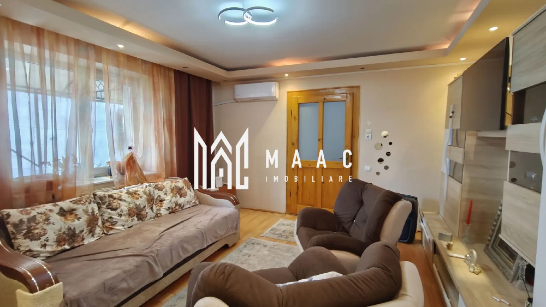 Casă 3 camere I Curte 814mp I Pivniță I Garaj I Axente Sever - MAAC Imobiliare oferă spre vânzare o casă individuală situată în comuna Axente Sever, amplasată pe un teren larg și ferită de agitația drumului național 14. 
Proprietatea se remarcă prin construcția solidă și spațiile bine organizate, fiind potrivită atât pentru locuire permanentă, cât și pentru extindere ulterioară.

Imobilul este ridicat pe fundatie de piatră, beneficiind de o pivniță întinsă pe toată amprenta casei, împărțită în trei încăperi – una dintre ele amenajată ca a doua bucătărie. 
Tavanul boltit, realizat din sine metalice și cărămidă, conferă durabilitate și un aspect tradițional.

Parterul înalt include:
- hol de acces
- living și dormitor
- baie cu cadă și fereastră pentru aerisire
- bucătărie închisă

Din bucătărie pornește scara metalică ce duce către mansardă, unde se află un dormitor suplimentar (izolat corespunzător), un dressing și accesul către podul destinat depozitării.

Casa a beneficiat de lucrări importante:
- izolație exterioară cu polistiren de 10 cm
- hidroizolație la fundație
- acoperiș renovat, cu țiglă nouă
- geamuri termopan
- centrală termică

Proprietatea este racordată la apă, gaz și electricitate, iar evacuarea este asigurată prin trei fose septice din role de beton, ce necesită igienizare o dată la doi ani.
Se vinde mobilată și utilată, cu posibilitatea de ajustare în funcție de preferințele cumpărătorului.

Curtea oferă acces auto către:
- garaj de 40 mp
- atelier
- terasă acoperită de 30 mp, dotată cu iluminat și prize TV

În continuarea curții se află o zonă verde pentru relaxare, urmată de grădina de 480 mp, cu deschidere generoasă și a doua poartă de acces la capătul proprietății – un avantaj real pentru cei care iau în calcul construirea unei noi locuințe.

Proprietatea este liberă de sarcini, mansarda este intabulată, iar actele sunt în regulă. Se poate achiziționa atât din fonduri proprii, cât și prin credit bancar.

Pentru detalii suplimentare și programarea unei vizionări, contactați MAAC Imobiliare și menționați ID CP2992876.