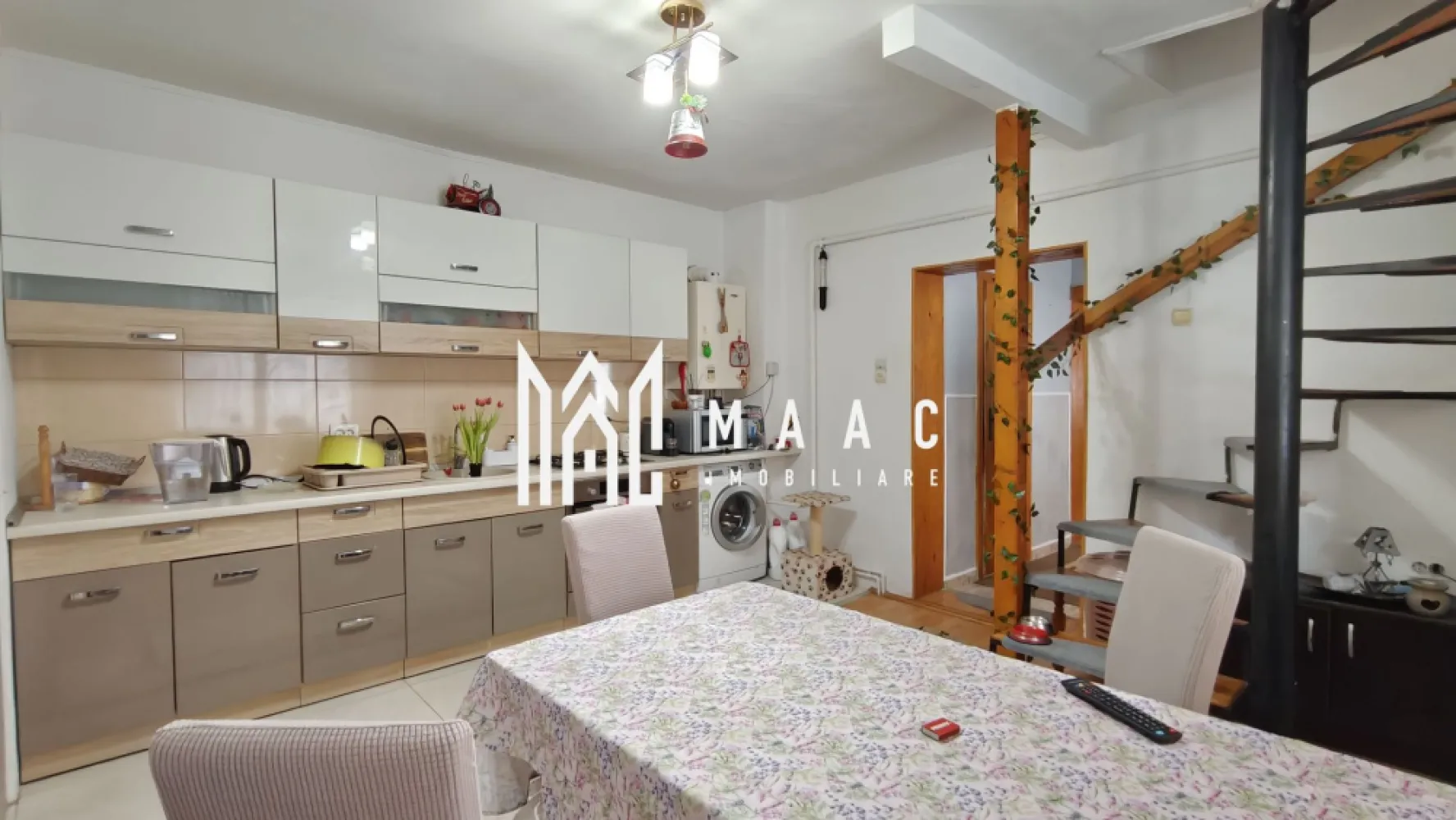 Casă 3 camere I Curte 814mp I Pivniță I Garaj I Axente Sever - MAAC Imobiliare oferă spre vânzare o casă individuală situată în comuna Axente Sever, amplasată pe un teren larg și ferită de agitația drumului național 14. 
Proprietatea se remarcă prin construcția solidă și spațiile bine organizate, fiind potrivită atât pentru locuire permanentă, cât și pentru extindere ulterioară.

Imobilul este ridicat pe fundatie de piatră, beneficiind de o pivniță întinsă pe toată amprenta casei, împărțită în trei încăperi – una dintre ele amenajată ca a doua bucătărie. 
Tavanul boltit, realizat din sine metalice și cărămidă, conferă durabilitate și un aspect tradițional.

Parterul înalt include:
- hol de acces
- living și dormitor
- baie cu cadă și fereastră pentru aerisire
- bucătărie închisă

Din bucătărie pornește scara metalică ce duce către mansardă, unde se află un dormitor suplimentar (izolat corespunzător), un dressing și accesul către podul destinat depozitării.

Casa a beneficiat de lucrări importante:
- izolație exterioară cu polistiren de 10 cm
- hidroizolație la fundație
- acoperiș renovat, cu țiglă nouă
- geamuri termopan
- centrală termică

Proprietatea este racordată la apă, gaz și electricitate, iar evacuarea este asigurată prin trei fose septice din role de beton, ce necesită igienizare o dată la doi ani.
Se vinde mobilată și utilată, cu posibilitatea de ajustare în funcție de preferințele cumpărătorului.

Curtea oferă acces auto către:
- garaj de 40 mp
- atelier
- terasă acoperită de 30 mp, dotată cu iluminat și prize TV

În continuarea curții se află o zonă verde pentru relaxare, urmată de grădina de 480 mp, cu deschidere generoasă și a doua poartă de acces la capătul proprietății – un avantaj real pentru cei care iau în calcul construirea unei noi locuințe.

Proprietatea este liberă de sarcini, mansarda este intabulată, iar actele sunt în regulă. Se poate achiziționa atât din fonduri proprii, cât și prin credit bancar.

Pentru detalii suplimentare și programarea unei vizionări, contactați MAAC Imobiliare și menționați ID CP2992876.