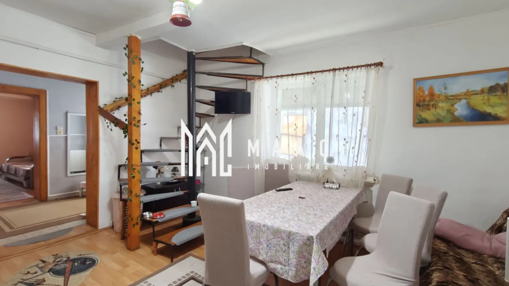 Casă 3 camere I Curte 814mp I Pivniță I Garaj I Axente Sever - MAAC Imobiliare oferă spre vânzare o casă individuală situată în comuna Axente Sever, amplasată pe un teren larg și ferită de agitația drumului național 14. 
Proprietatea se remarcă prin construcția solidă și spațiile bine organizate, fiind potrivită atât pentru locuire permanentă, cât și pentru extindere ulterioară.

Imobilul este ridicat pe fundatie de piatră, beneficiind de o pivniță întinsă pe toată amprenta casei, împărțită în trei încăperi – una dintre ele amenajată ca a doua bucătărie. 
Tavanul boltit, realizat din sine metalice și cărămidă, conferă durabilitate și un aspect tradițional.

Parterul înalt include:
- hol de acces
- living și dormitor
- baie cu cadă și fereastră pentru aerisire
- bucătărie închisă

Din bucătărie pornește scara metalică ce duce către mansardă, unde se află un dormitor suplimentar (izolat corespunzător), un dressing și accesul către podul destinat depozitării.

Casa a beneficiat de lucrări importante:
- izolație exterioară cu polistiren de 10 cm
- hidroizolație la fundație
- acoperiș renovat, cu țiglă nouă
- geamuri termopan
- centrală termică

Proprietatea este racordată la apă, gaz și electricitate, iar evacuarea este asigurată prin trei fose septice din role de beton, ce necesită igienizare o dată la doi ani.
Se vinde mobilată și utilată, cu posibilitatea de ajustare în funcție de preferințele cumpărătorului.

Curtea oferă acces auto către:
- garaj de 40 mp
- atelier
- terasă acoperită de 30 mp, dotată cu iluminat și prize TV

În continuarea curții se află o zonă verde pentru relaxare, urmată de grădina de 480 mp, cu deschidere generoasă și a doua poartă de acces la capătul proprietății – un avantaj real pentru cei care iau în calcul construirea unei noi locuințe.

Proprietatea este liberă de sarcini, mansarda este intabulată, iar actele sunt în regulă. Se poate achiziționa atât din fonduri proprii, cât și prin credit bancar.

Pentru detalii suplimentare și programarea unei vizionări, contactați MAAC Imobiliare și menționați ID CP2992876.