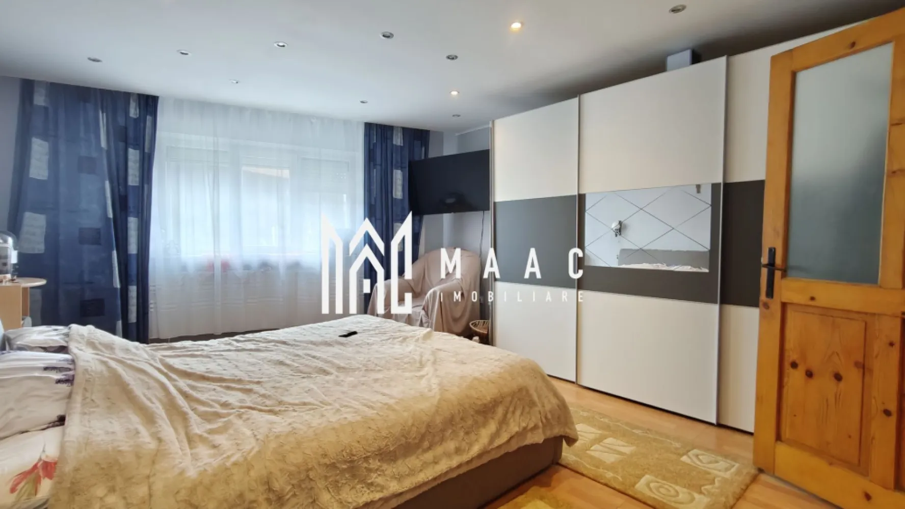 Casă 3 camere I Curte 814mp I Pivniță I Garaj I Axente Sever - MAAC Imobiliare oferă spre vânzare o casă individuală situată în comuna Axente Sever, amplasată pe un teren larg și ferită de agitația drumului național 14. 
Proprietatea se remarcă prin construcția solidă și spațiile bine organizate, fiind potrivită atât pentru locuire permanentă, cât și pentru extindere ulterioară.

Imobilul este ridicat pe fundatie de piatră, beneficiind de o pivniță întinsă pe toată amprenta casei, împărțită în trei încăperi – una dintre ele amenajată ca a doua bucătărie. 
Tavanul boltit, realizat din sine metalice și cărămidă, conferă durabilitate și un aspect tradițional.

Parterul înalt include:
- hol de acces
- living și dormitor
- baie cu cadă și fereastră pentru aerisire
- bucătărie închisă

Din bucătărie pornește scara metalică ce duce către mansardă, unde se află un dormitor suplimentar (izolat corespunzător), un dressing și accesul către podul destinat depozitării.

Casa a beneficiat de lucrări importante:
- izolație exterioară cu polistiren de 10 cm
- hidroizolație la fundație
- acoperiș renovat, cu țiglă nouă
- geamuri termopan
- centrală termică

Proprietatea este racordată la apă, gaz și electricitate, iar evacuarea este asigurată prin trei fose septice din role de beton, ce necesită igienizare o dată la doi ani.
Se vinde mobilată și utilată, cu posibilitatea de ajustare în funcție de preferințele cumpărătorului.

Curtea oferă acces auto către:
- garaj de 40 mp
- atelier
- terasă acoperită de 30 mp, dotată cu iluminat și prize TV

În continuarea curții se află o zonă verde pentru relaxare, urmată de grădina de 480 mp, cu deschidere generoasă și a doua poartă de acces la capătul proprietății – un avantaj real pentru cei care iau în calcul construirea unei noi locuințe.

Proprietatea este liberă de sarcini, mansarda este intabulată, iar actele sunt în regulă. Se poate achiziționa atât din fonduri proprii, cât și prin credit bancar.

Pentru detalii suplimentare și programarea unei vizionări, contactați MAAC Imobiliare și menționați ID CP2992876.