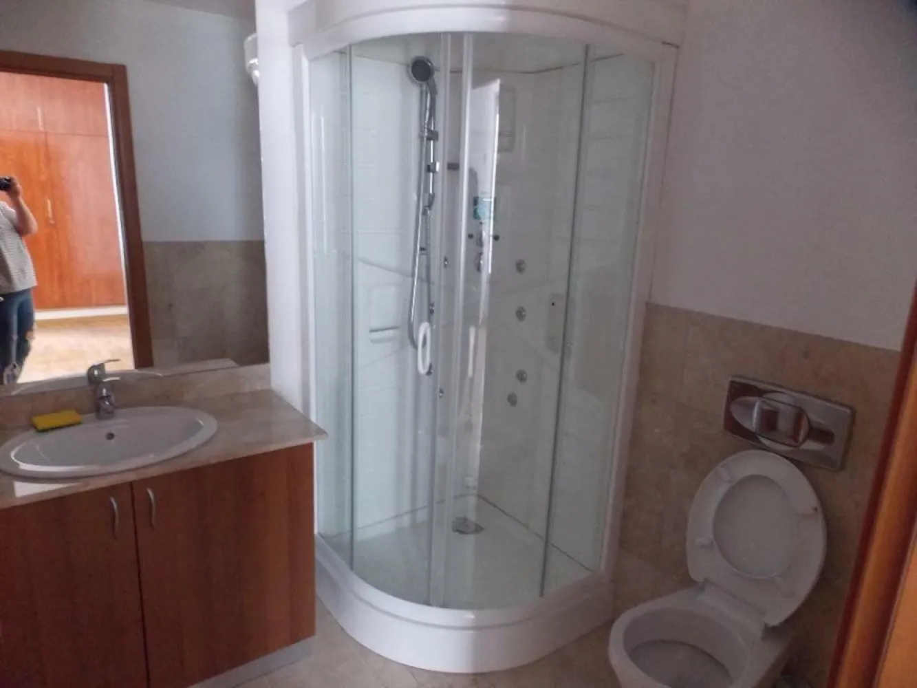 Inchiriez apartament - Persoana juridica, inchiriez apartament in zona Piata Victoriei(sector 1, strada Putul de Piatra), 4 camere, 4 grupuri sanitare, terasa, suprafata aprox. 160mp, etaj 1 4 + 2 locuri de parcare. Ideal birouri firma.
Pentru detalii, va rog apelati