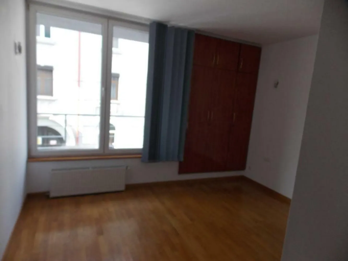 Inchiriez apartament - Persoana juridica, inchiriez apartament in zona Piata Victoriei(sector 1, strada Putul de Piatra), 4 camere, 4 grupuri sanitare, terasa, suprafata aprox. 160mp, etaj 1 4 + 2 locuri de parcare. Ideal birouri firma.
Pentru detalii, va rog apelati
