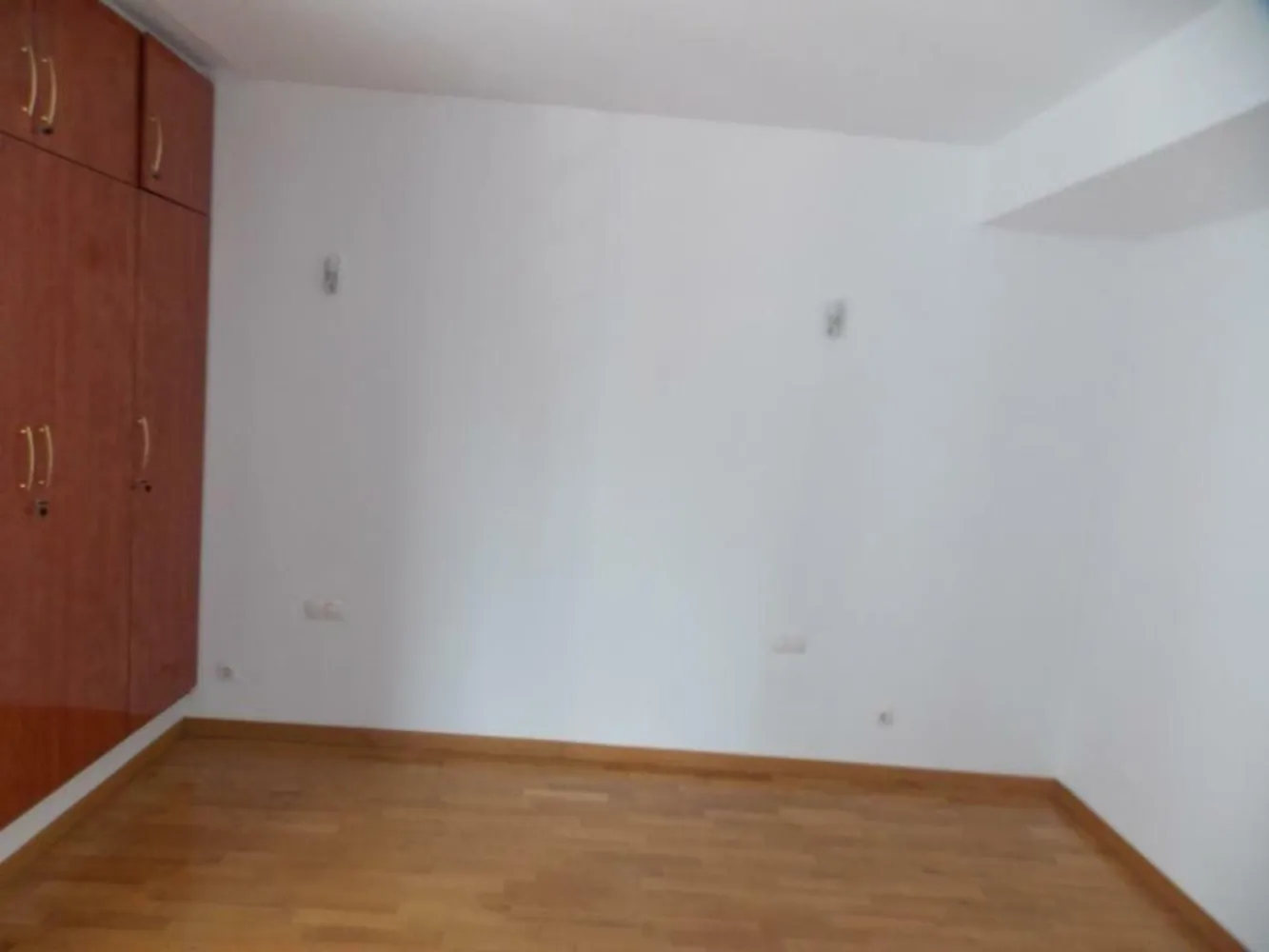 Inchiriez apartament - Persoana juridica, inchiriez apartament in zona Piata Victoriei(sector 1, strada Putul de Piatra), 4 camere, 4 grupuri sanitare, terasa, suprafata aprox. 160mp, etaj 1 4 + 2 locuri de parcare. Ideal birouri firma.
Pentru detalii, va rog apelati