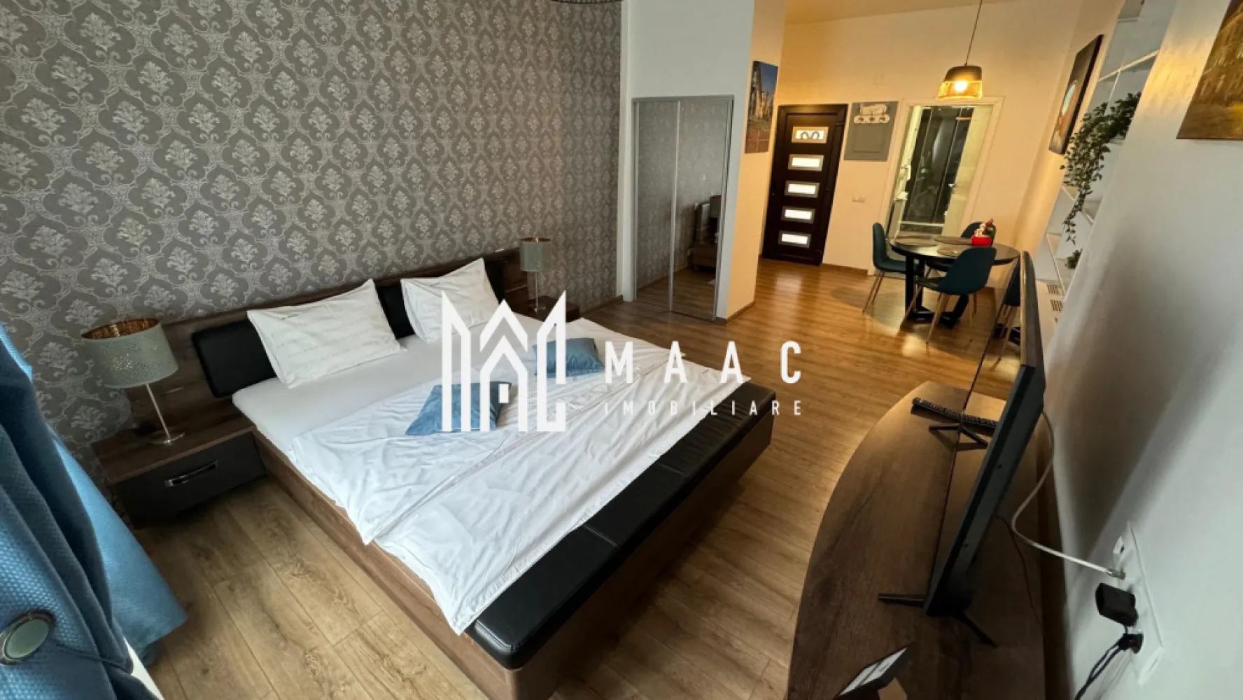 2 Garsoniere | Etaj 1 | Ultracentral - MAAC Imobiliare propune atentiei dumneavoastra o oportunitate de investitie, afacere la cheie, in inima orasului Sibiu.

Cele 2 garsoniere elegante au fost renovate, se predau complet mobilate si utilate, impreuna cu contul de Booking (nota 9,7). Functioneaza cu succes de cativa ani in regim hotelier.

Supafata utila este de 81mp. Fiecare garsoniera este alcatuita din dormitor cu pat matromonial, chicineta cu toate facilitatile, zona de dining, baie moderna cu geam.

Accesul se face de pe terasa. 

Aferent - pivnita, magazie, pod.

Sunt situate una langa alta, la etajul 1 al unei cladiri de tip casa cu regim de inaltime S+P+E. 

Acoperisul cladirii este din tigla si a fost schimbat recent. Sistemul de incalzire este cu centrala proprie (pentru ambele garsoniere) si calorifere.

Curtea interioara are suprafata de 250mp.

Pentru mai multe detalii sau pentru a programa o vizionare, va rugam specificati telefonic ID: CP2822847