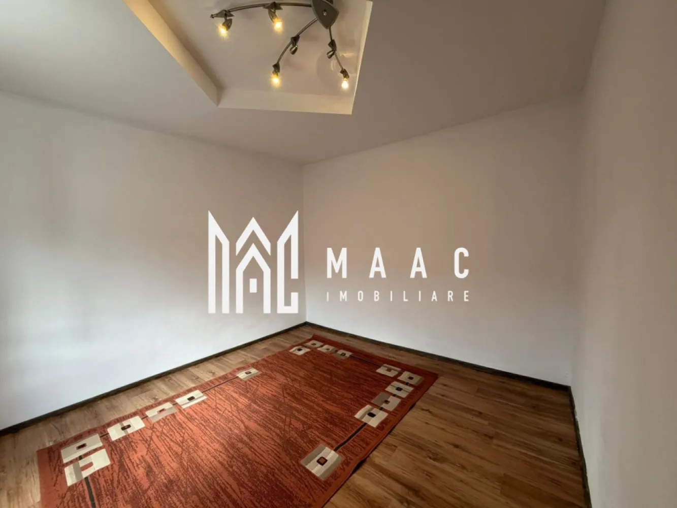 Casa individuala | 4 camere | Teren 978 | Zona Turnisor - MAAC Imobiliare vă propune spre vânzare o casă spațioasă și bine compartimentată, situată într-o zonă liniștită, ideală pentru o familie care își dorește confort, intimitate și un spațiu generos pentru relaxare. Proprietatea oferă multiple avantaje atât pentru locuire permanentă, cât și pentru investiție, beneficiind de o curte liberă generoasă și numeroase spații auxiliare utile.

Imobilul este compus din 4 camere luminoase și bine proporționate, pivniță și demisol, oferind posibilități variate de amenajare și utilizare, fie pentru depozitare, fie pentru crearea unor spații funcționale suplimentare. Casa dispune și de garaj, asigurând protecție și confort pentru autoturism pe tot parcursul anului.

Curtea liberă, cu suprafața de 660 mp, reprezintă un adevărat avantaj pentru viitorii proprietari, fiind amenajată cu zonă de grătar, grădină și spațiu de relaxare, perfecte pentru petrecerea timpului liber alături de familie și prieteni. În plus, proprietatea beneficiază de dependințe, ideale pentru activități gospodărești sau pentru depozitare suplimentară.

Compartimentare și dotări:
-4 camere spațioase
-Pivniță și demisol
-Garaj
-Curte liberă de 660 mp
-Zonă de grătar
-Grădină și spațiu de relaxare
-Dependințe
-Zonă liniștită, potrivită pentru locuit

Această casă reprezintă o alegere excelentă pentru cei care caută o proprietate spațioasă, cu teren generos și multiple posibilități de amenajare, într-o zonă potrivită pentru un stil de viață confortabil și relaxant.

Pentru mai multe informații și programarea unei vizionări, vă rugăm să contactați echipa MAAC Imobiliare și să menționați CP2993827 la telefon.