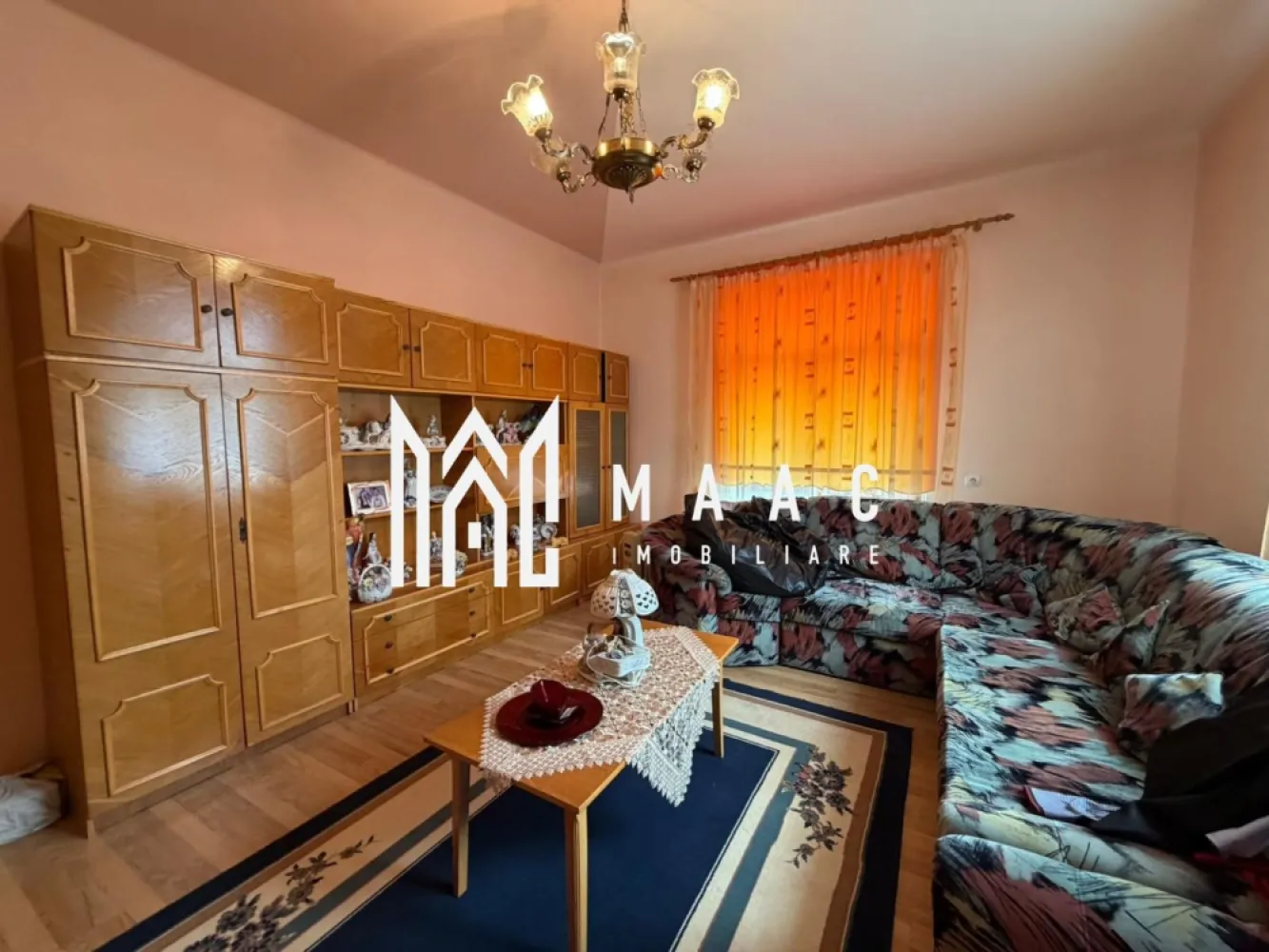Casa individuala | 4 camere | Teren 978 | Zona Turnisor - MAAC Imobiliare vă propune spre vânzare o casă spațioasă și bine compartimentată, situată într-o zonă liniștită, ideală pentru o familie care își dorește confort, intimitate și un spațiu generos pentru relaxare. Proprietatea oferă multiple avantaje atât pentru locuire permanentă, cât și pentru investiție, beneficiind de o curte liberă generoasă și numeroase spații auxiliare utile.

Imobilul este compus din 4 camere luminoase și bine proporționate, pivniță și demisol, oferind posibilități variate de amenajare și utilizare, fie pentru depozitare, fie pentru crearea unor spații funcționale suplimentare. Casa dispune și de garaj, asigurând protecție și confort pentru autoturism pe tot parcursul anului.

Curtea liberă, cu suprafața de 660 mp, reprezintă un adevărat avantaj pentru viitorii proprietari, fiind amenajată cu zonă de grătar, grădină și spațiu de relaxare, perfecte pentru petrecerea timpului liber alături de familie și prieteni. În plus, proprietatea beneficiază de dependințe, ideale pentru activități gospodărești sau pentru depozitare suplimentară.

Compartimentare și dotări:
-4 camere spațioase
-Pivniță și demisol
-Garaj
-Curte liberă de 660 mp
-Zonă de grătar
-Grădină și spațiu de relaxare
-Dependințe
-Zonă liniștită, potrivită pentru locuit

Această casă reprezintă o alegere excelentă pentru cei care caută o proprietate spațioasă, cu teren generos și multiple posibilități de amenajare, într-o zonă potrivită pentru un stil de viață confortabil și relaxant.

Pentru mai multe informații și programarea unei vizionări, vă rugăm să contactați echipa MAAC Imobiliare și să menționați CP2993827 la telefon.