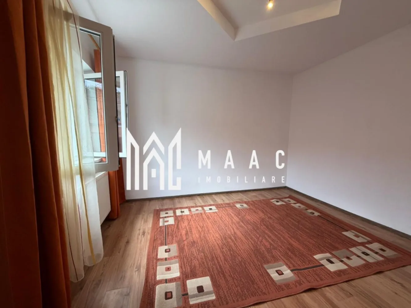 Casa individuala | 4 camere | Teren 978 | Zona Turnisor - MAAC Imobiliare vă propune spre vânzare o casă spațioasă și bine compartimentată, situată într-o zonă liniștită, ideală pentru o familie care își dorește confort, intimitate și un spațiu generos pentru relaxare. Proprietatea oferă multiple avantaje atât pentru locuire permanentă, cât și pentru investiție, beneficiind de o curte liberă generoasă și numeroase spații auxiliare utile.

Imobilul este compus din 4 camere luminoase și bine proporționate, pivniță și demisol, oferind posibilități variate de amenajare și utilizare, fie pentru depozitare, fie pentru crearea unor spații funcționale suplimentare. Casa dispune și de garaj, asigurând protecție și confort pentru autoturism pe tot parcursul anului.

Curtea liberă, cu suprafața de 660 mp, reprezintă un adevărat avantaj pentru viitorii proprietari, fiind amenajată cu zonă de grătar, grădină și spațiu de relaxare, perfecte pentru petrecerea timpului liber alături de familie și prieteni. În plus, proprietatea beneficiază de dependințe, ideale pentru activități gospodărești sau pentru depozitare suplimentară.

Compartimentare și dotări:
-4 camere spațioase
-Pivniță și demisol
-Garaj
-Curte liberă de 660 mp
-Zonă de grătar
-Grădină și spațiu de relaxare
-Dependințe
-Zonă liniștită, potrivită pentru locuit

Această casă reprezintă o alegere excelentă pentru cei care caută o proprietate spațioasă, cu teren generos și multiple posibilități de amenajare, într-o zonă potrivită pentru un stil de viață confortabil și relaxant.

Pentru mai multe informații și programarea unei vizionări, vă rugăm să contactați echipa MAAC Imobiliare și să menționați CP2993827 la telefon.