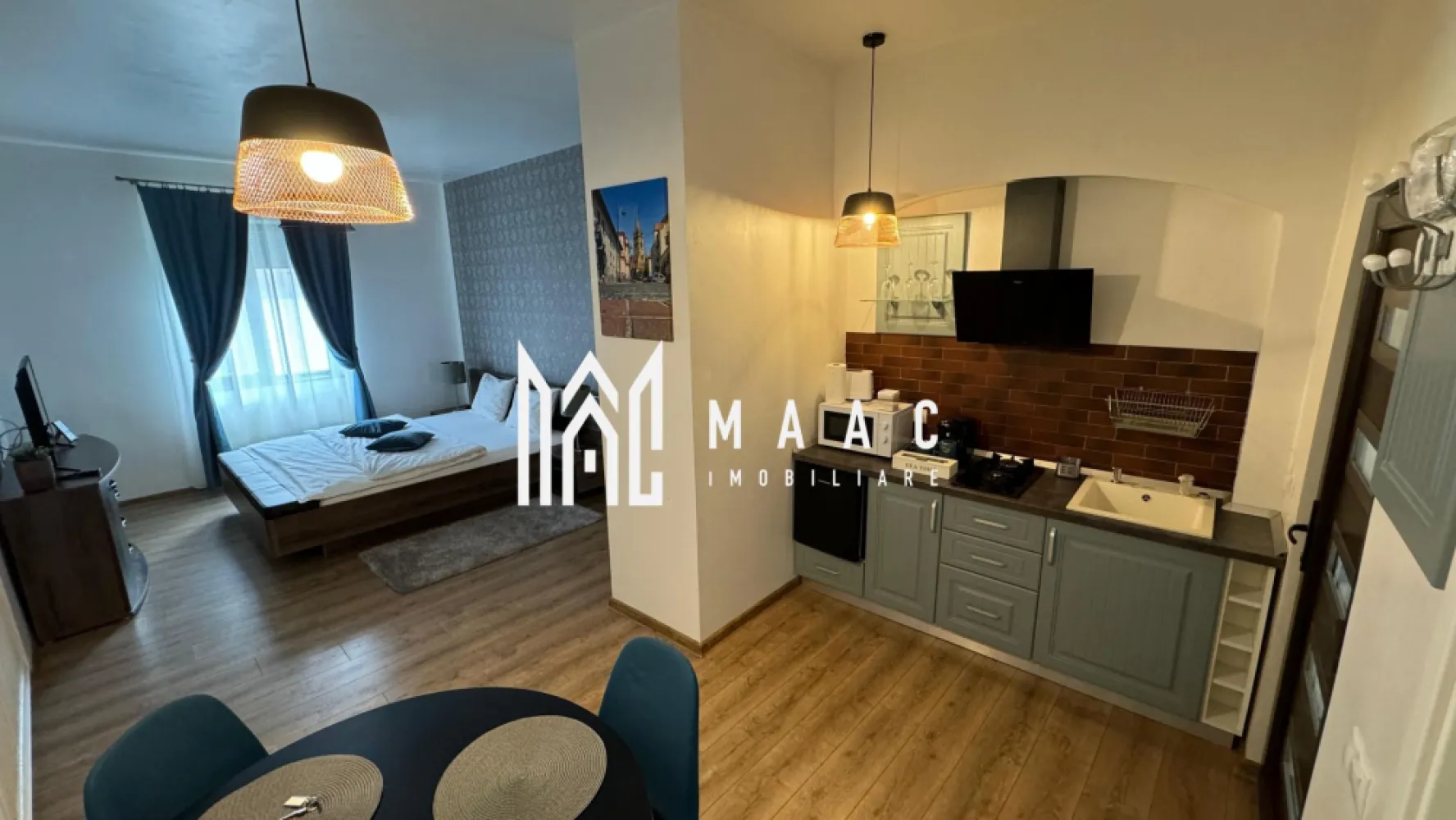 2 Garsoniere | Etaj 1 | Ultracentral - MAAC Imobiliare propune atentiei dumneavoastra o oportunitate de investitie, afacere la cheie, in inima orasului Sibiu.

Cele 2 garsoniere elegante au fost renovate, se predau complet mobilate si utilate, impreuna cu contul de Booking (nota 9,7). Functioneaza cu succes de cativa ani in regim hotelier.

Supafata utila este de 81mp. Fiecare garsoniera este alcatuita din dormitor cu pat matromonial, chicineta cu toate facilitatile, zona de dining, baie moderna cu geam.

Accesul se face de pe terasa. 

Aferent - pivnita, magazie, pod.

Sunt situate una langa alta, la etajul 1 al unei cladiri de tip casa cu regim de inaltime S+P+E. 

Acoperisul cladirii este din tigla si a fost schimbat recent. Sistemul de incalzire este cu centrala proprie (pentru ambele garsoniere) si calorifere.

Curtea interioara are suprafata de 250mp.

Pentru mai multe detalii sau pentru a programa o vizionare, va rugam specificati telefonic ID: CP2822847