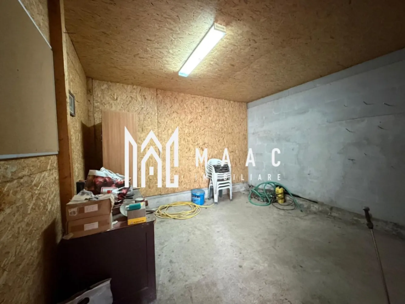 Casa individuala | 4 camere | Teren 978 | Zona Turnisor - MAAC Imobiliare vă propune spre vânzare o casă spațioasă și bine compartimentată, situată într-o zonă liniștită, ideală pentru o familie care își dorește confort, intimitate și un spațiu generos pentru relaxare. Proprietatea oferă multiple avantaje atât pentru locuire permanentă, cât și pentru investiție, beneficiind de o curte liberă generoasă și numeroase spații auxiliare utile.

Imobilul este compus din 4 camere luminoase și bine proporționate, pivniță și demisol, oferind posibilități variate de amenajare și utilizare, fie pentru depozitare, fie pentru crearea unor spații funcționale suplimentare. Casa dispune și de garaj, asigurând protecție și confort pentru autoturism pe tot parcursul anului.

Curtea liberă, cu suprafața de 660 mp, reprezintă un adevărat avantaj pentru viitorii proprietari, fiind amenajată cu zonă de grătar, grădină și spațiu de relaxare, perfecte pentru petrecerea timpului liber alături de familie și prieteni. În plus, proprietatea beneficiază de dependințe, ideale pentru activități gospodărești sau pentru depozitare suplimentară.

Compartimentare și dotări:
-4 camere spațioase
-Pivniță și demisol
-Garaj
-Curte liberă de 660 mp
-Zonă de grătar
-Grădină și spațiu de relaxare
-Dependințe
-Zonă liniștită, potrivită pentru locuit

Această casă reprezintă o alegere excelentă pentru cei care caută o proprietate spațioasă, cu teren generos și multiple posibilități de amenajare, într-o zonă potrivită pentru un stil de viață confortabil și relaxant.

Pentru mai multe informații și programarea unei vizionări, vă rugăm să contactați echipa MAAC Imobiliare și să menționați CP2993827 la telefon.