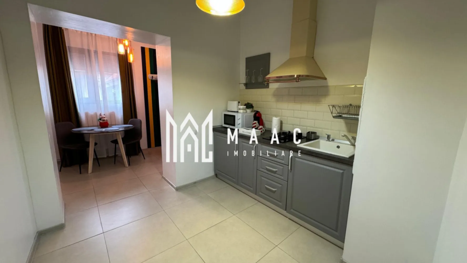 2 Garsoniere | Etaj 1 | Ultracentral - MAAC Imobiliare propune atentiei dumneavoastra o oportunitate de investitie, afacere la cheie, in inima orasului Sibiu.

Cele 2 garsoniere elegante au fost renovate, se predau complet mobilate si utilate, impreuna cu contul de Booking (nota 9,7). Functioneaza cu succes de cativa ani in regim hotelier.

Supafata utila este de 81mp. Fiecare garsoniera este alcatuita din dormitor cu pat matromonial, chicineta cu toate facilitatile, zona de dining, baie moderna cu geam.

Accesul se face de pe terasa. 

Aferent - pivnita, magazie, pod.

Sunt situate una langa alta, la etajul 1 al unei cladiri de tip casa cu regim de inaltime S+P+E. 

Acoperisul cladirii este din tigla si a fost schimbat recent. Sistemul de incalzire este cu centrala proprie (pentru ambele garsoniere) si calorifere.

Curtea interioara are suprafata de 250mp.

Pentru mai multe detalii sau pentru a programa o vizionare, va rugam specificati telefonic ID: CP2822847