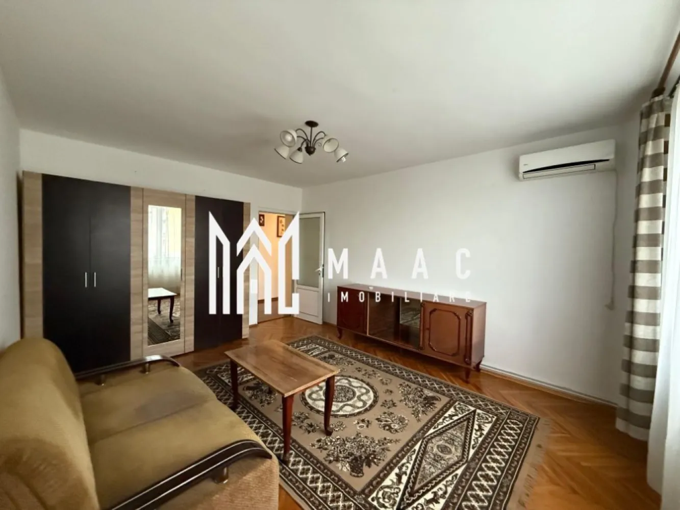 Apartament 3 camere | Etaj 3 | 2 Balcoane | Mihai Viteazu - Apartament 3 camere de vânzare Sibiu – 76 mp – 2 balcoane – etaj 3 – pivniță
MAAC Imobiliare vă propune spre vânzare un apartament cu 3 camere, decomandat, situat la etajul 3 într-un bloc din cărămidă, în Sibiu.

Locuința este mobilată și utilată, fiind potrivită atât pentru locuit, cât și pentru investiție în închiriere.

Detalii apartament
Suprafață utilă: 76 mp
2 balcoane mari
Etaj: 3
Compartimentare decomandată:
hol
bucătărie cu balcon
sufragerie
dormitor 1
dormitor 2 cu balcon
baie
debara
Pivniță mare pentru depozitare
Dotări și avantaje
Centrală termică proprie
Aer condiționat
Mobilat și utilat
Mașină de spălat rufe
Mașină de spălat vase
Bloc din cărămidă – confort termic și fonic mai bun
Compartimentare eficientă și spații generoase
Avantaje
Apartament spațios, ideal pentru familie
Două balcoane – mai mult spațiu și lumină
Costuri eficiente datorită centralei proprii
Potrivit pentru locuință sau investiție

Pentru mai multe informații sau pentru a programa o vizionare specificati ID: CP2993959