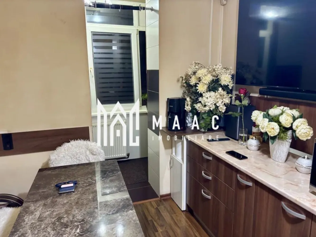 Apartament 3 camere | Etaj 3 | 2 Balcoane | Mihai Viteazu - Apartament 3 camere de vânzare Sibiu – 76 mp – 2 balcoane – etaj 3 – pivniță
MAAC Imobiliare vă propune spre vânzare un apartament cu 3 camere, decomandat, situat la etajul 3 într-un bloc din cărămidă, în Sibiu.

Locuința este mobilată și utilată, fiind potrivită atât pentru locuit, cât și pentru investiție în închiriere.

Detalii apartament
Suprafață utilă: 76 mp
2 balcoane mari
Etaj: 3
Compartimentare decomandată:
hol
bucătărie cu balcon
sufragerie
dormitor 1
dormitor 2 cu balcon
baie
debara
Pivniță mare pentru depozitare
Dotări și avantaje
Centrală termică proprie
Aer condiționat
Mobilat și utilat
Mașină de spălat rufe
Mașină de spălat vase
Bloc din cărămidă – confort termic și fonic mai bun
Compartimentare eficientă și spații generoase
Avantaje
Apartament spațios, ideal pentru familie
Două balcoane – mai mult spațiu și lumină
Costuri eficiente datorită centralei proprii
Potrivit pentru locuință sau investiție

Pentru mai multe informații sau pentru a programa o vizionare specificati ID: CP2993959