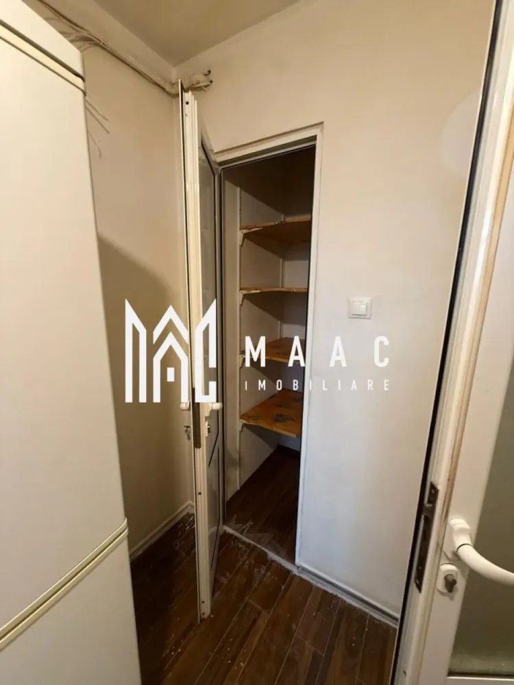 Apartament 3 camere | Etaj 3 | 2 Balcoane | Mihai Viteazu - Apartament 3 camere de vânzare Sibiu – 76 mp – 2 balcoane – etaj 3 – pivniță
MAAC Imobiliare vă propune spre vânzare un apartament cu 3 camere, decomandat, situat la etajul 3 într-un bloc din cărămidă, în Sibiu.

Locuința este mobilată și utilată, fiind potrivită atât pentru locuit, cât și pentru investiție în închiriere.

Detalii apartament
Suprafață utilă: 76 mp
2 balcoane mari
Etaj: 3
Compartimentare decomandată:
hol
bucătărie cu balcon
sufragerie
dormitor 1
dormitor 2 cu balcon
baie
debara
Pivniță mare pentru depozitare
Dotări și avantaje
Centrală termică proprie
Aer condiționat
Mobilat și utilat
Mașină de spălat rufe
Mașină de spălat vase
Bloc din cărămidă – confort termic și fonic mai bun
Compartimentare eficientă și spații generoase
Avantaje
Apartament spațios, ideal pentru familie
Două balcoane – mai mult spațiu și lumină
Costuri eficiente datorită centralei proprii
Potrivit pentru locuință sau investiție

Pentru mai multe informații sau pentru a programa o vizionare specificati ID: CP2993959