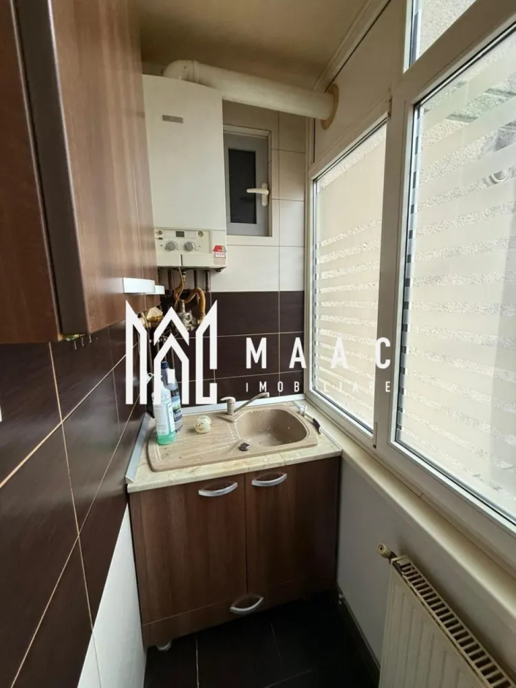 Apartament 3 camere | Etaj 3 | 2 Balcoane | Mihai Viteazu - Apartament 3 camere de vânzare Sibiu – 76 mp – 2 balcoane – etaj 3 – pivniță
MAAC Imobiliare vă propune spre vânzare un apartament cu 3 camere, decomandat, situat la etajul 3 într-un bloc din cărămidă, în Sibiu.

Locuința este mobilată și utilată, fiind potrivită atât pentru locuit, cât și pentru investiție în închiriere.

Detalii apartament
Suprafață utilă: 76 mp
2 balcoane mari
Etaj: 3
Compartimentare decomandată:
hol
bucătărie cu balcon
sufragerie
dormitor 1
dormitor 2 cu balcon
baie
debara
Pivniță mare pentru depozitare
Dotări și avantaje
Centrală termică proprie
Aer condiționat
Mobilat și utilat
Mașină de spălat rufe
Mașină de spălat vase
Bloc din cărămidă – confort termic și fonic mai bun
Compartimentare eficientă și spații generoase
Avantaje
Apartament spațios, ideal pentru familie
Două balcoane – mai mult spațiu și lumină
Costuri eficiente datorită centralei proprii
Potrivit pentru locuință sau investiție

Pentru mai multe informații sau pentru a programa o vizionare specificati ID: CP2993959