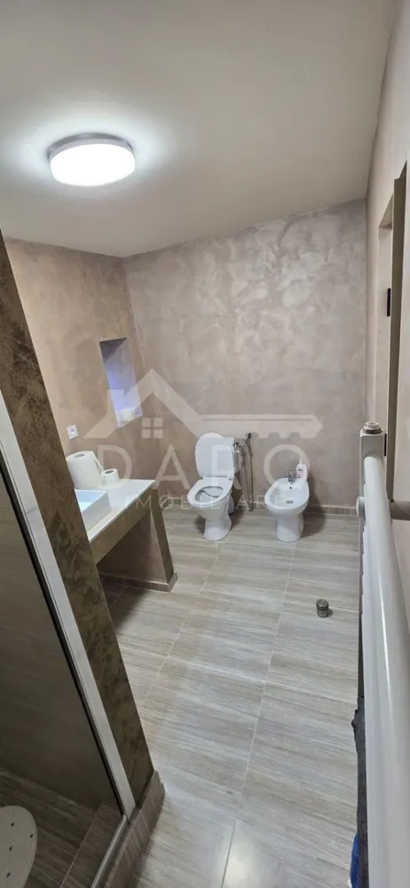 🏡 Casă de vânzare Sâncraiu de Mureș | 120 mp | 180.000 € - 🏡 Casă de vânzare Sâncraiu de Mureș | 120 mp | renovată complet 2025 | încălzire în pardoseală | 180.000 €
🔥 Descriere:
Se oferă spre vânzare o casă modernă, complet renovată în 2025, situată în Sâncraiu de Mureș, Str. Mureșului, într-o zonă foarte bine poziționată, cu acces rapid la magazine, stație de autobuz, primărie și toate punctele de interes.
📍 La doar 4,5 km de centrul orașului Târgu Mureș
🏠 Detalii proprietate:
• Suprafață teren: 200 mp
• Suprafață totală: 120 mp
• 60 mp amprentă + 60 mp mansardă
🧱 Compartimentare:
Parter:
• hol intrare
• living spațios și luminos
• bucătărie modernă open-space
• baie
• cameră tehnică
Etaj:
• hol
• 2 dormitoare
• dressing
• baie mare
💎 Avantaje care fac diferența:
✔ renovată complet în 2025
✔ acoperiș nou (lemn + țiglă)
✔ instalații electrice și sanitare noi
✔ geamuri și uși noi
✔ izolație vată bazaltică 15 cm
✔ încălzire în pardoseală
✔ mobilată și utilată complet – TOTUL NOU
✔ scară interioară modernă
✔ baie spațioasă + cadă la etaj
✔ design modern, aerisit
⚡ IMEDIAT OCUPABILĂ – te muți fără bătăi de cap
💰 Preț: 180.000 €
🚨 Vrei să cumperi prin credit? Avantajul tău real:
🥝 Prin Kiwi Finance:
✔ analiză GRATUITĂ
✔ oferte de la peste 12 bănci
✔ alegem cea mai bună variantă pentru tine
✔ negociem dobânda
✔ suport complet până la final
📞 Contact:
Coman Maria – 0749 535 729
🤝 Proprietate promovată prin Daro Imobiliare