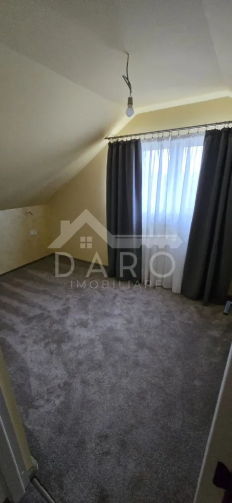 🏡 Casă de vânzare Sâncraiu de Mureș | 120 mp | 180.000 € - 🏡 Casă de vânzare Sâncraiu de Mureș | 120 mp | renovată complet 2025 | încălzire în pardoseală | 180.000 €
🔥 Descriere:
Se oferă spre vânzare o casă modernă, complet renovată în 2025, situată în Sâncraiu de Mureș, Str. Mureșului, într-o zonă foarte bine poziționată, cu acces rapid la magazine, stație de autobuz, primărie și toate punctele de interes.
📍 La doar 4,5 km de centrul orașului Târgu Mureș
🏠 Detalii proprietate:
• Suprafață teren: 200 mp
• Suprafață totală: 120 mp
• 60 mp amprentă + 60 mp mansardă
🧱 Compartimentare:
Parter:
• hol intrare
• living spațios și luminos
• bucătărie modernă open-space
• baie
• cameră tehnică
Etaj:
• hol
• 2 dormitoare
• dressing
• baie mare
💎 Avantaje care fac diferența:
✔ renovată complet în 2025
✔ acoperiș nou (lemn + țiglă)
✔ instalații electrice și sanitare noi
✔ geamuri și uși noi
✔ izolație vată bazaltică 15 cm
✔ încălzire în pardoseală
✔ mobilată și utilată complet – TOTUL NOU
✔ scară interioară modernă
✔ baie spațioasă + cadă la etaj
✔ design modern, aerisit
⚡ IMEDIAT OCUPABILĂ – te muți fără bătăi de cap
💰 Preț: 180.000 €
🚨 Vrei să cumperi prin credit? Avantajul tău real:
🥝 Prin Kiwi Finance:
✔ analiză GRATUITĂ
✔ oferte de la peste 12 bănci
✔ alegem cea mai bună variantă pentru tine
✔ negociem dobânda
✔ suport complet până la final
📞 Contact:
Coman Maria – 0749 535 729
🤝 Proprietate promovată prin Daro Imobiliare