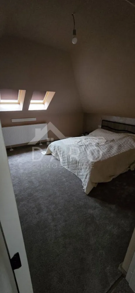 🏡 Casă de vânzare Sâncraiu de Mureș | 120 mp | 180.000 € - 🏡 Casă de vânzare Sâncraiu de Mureș | 120 mp | renovată complet 2025 | încălzire în pardoseală | 180.000 €
🔥 Descriere:
Se oferă spre vânzare o casă modernă, complet renovată în 2025, situată în Sâncraiu de Mureș, Str. Mureșului, într-o zonă foarte bine poziționată, cu acces rapid la magazine, stație de autobuz, primărie și toate punctele de interes.
📍 La doar 4,5 km de centrul orașului Târgu Mureș
🏠 Detalii proprietate:
• Suprafață teren: 200 mp
• Suprafață totală: 120 mp
• 60 mp amprentă + 60 mp mansardă
🧱 Compartimentare:
Parter:
• hol intrare
• living spațios și luminos
• bucătărie modernă open-space
• baie
• cameră tehnică
Etaj:
• hol
• 2 dormitoare
• dressing
• baie mare
💎 Avantaje care fac diferența:
✔ renovată complet în 2025
✔ acoperiș nou (lemn + țiglă)
✔ instalații electrice și sanitare noi
✔ geamuri și uși noi
✔ izolație vată bazaltică 15 cm
✔ încălzire în pardoseală
✔ mobilată și utilată complet – TOTUL NOU
✔ scară interioară modernă
✔ baie spațioasă + cadă la etaj
✔ design modern, aerisit
⚡ IMEDIAT OCUPABILĂ – te muți fără bătăi de cap
💰 Preț: 180.000 €
🚨 Vrei să cumperi prin credit? Avantajul tău real:
🥝 Prin Kiwi Finance:
✔ analiză GRATUITĂ
✔ oferte de la peste 12 bănci
✔ alegem cea mai bună variantă pentru tine
✔ negociem dobânda
✔ suport complet până la final
📞 Contact:
Coman Maria – 0749 535 729
🤝 Proprietate promovată prin Daro Imobiliare