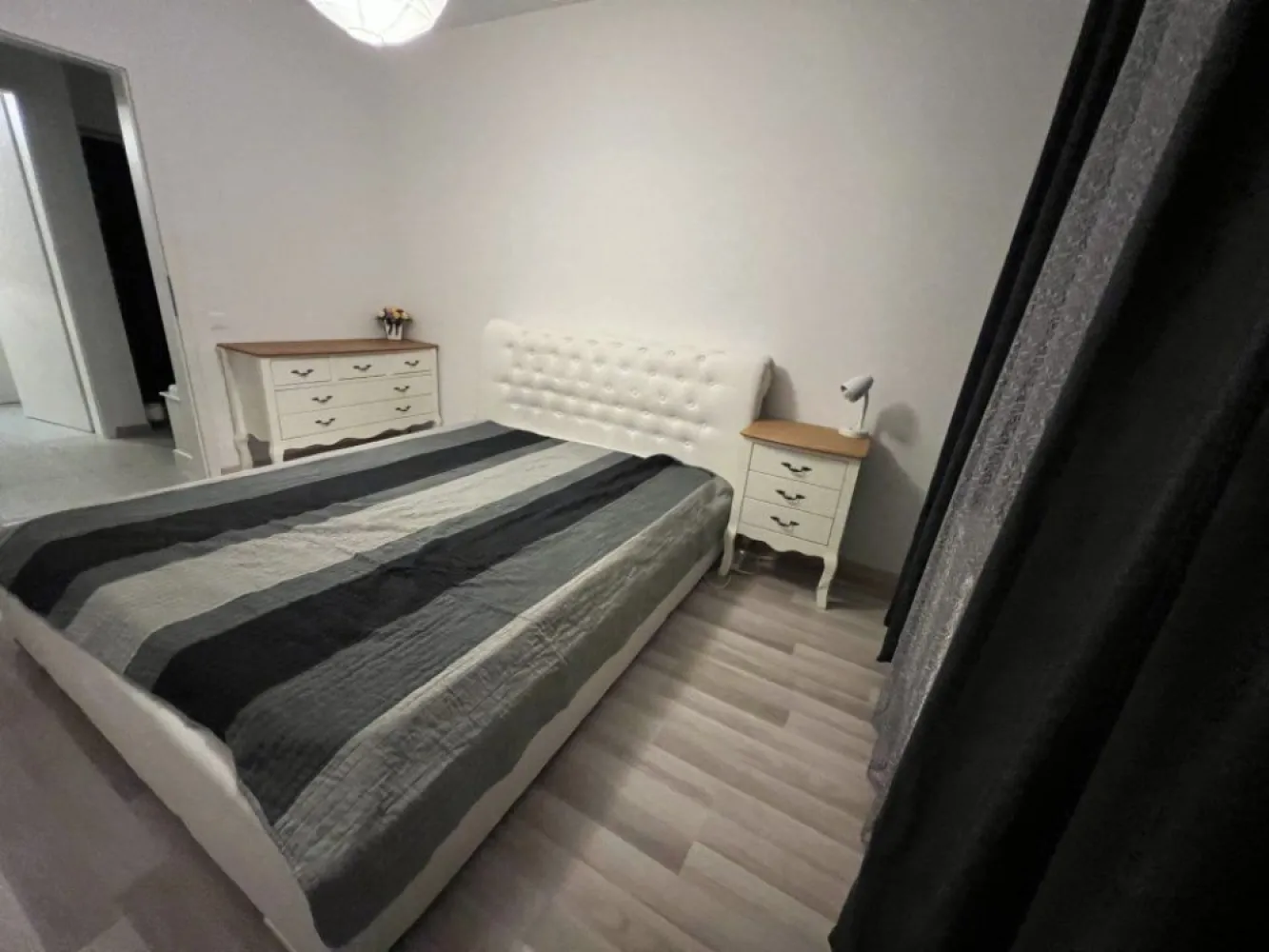 Ag BRASADAS vinde ap 2 cam E3/3 2016 cu parcare zona Fundeni - Agenția BRASADAS vă propune spre vânzare un apartament MODERN şi LUMINOS cu 2 camere, construit în 2016, având o suprafaţă utilă de 57 mp, complet MOBILAT şi UTILAT, cu LOC DE PARCARE, situat într-un cartier rezidenţial liniştit, în imediata apropiere a Spitalului Fundeni. 

Unul dintre principalele atuuri ale acestui apartament este TERASA proprie impresionantă de 57 mp, amplasată deasupra apartamentului, oferind un spaţiu ideal pentru relaxare şi evenimente în AER LIBER. Terasa este COMPLET UTILATA cu prize, apă, canalizare şi cablu TV, astfel încât să poată fi amenajată după preferinţele dvs., oferind totodată un view superb asupra zonei.

Pe lângă TERASA generoasă, apartamentul dispune şi de un BALCON de 14 mp, perfect pentru a savura dimineţile liniştite. În plus, LOCUL DE PARCARE inclus asigură confortul şi accesul facil la locuinţă.

Detalii spaţiu:

Living: 25,63 mp
Dormitor: 11,5 mp
Bucătărie: 8,43 mp
Hol: 8,41 mp
Grup sanitar: 2,73 mp
Terasă: 56,69 mp
Balcon: 13,87 mp
Apartamentul se află la etajul 3 din 3 al unei clădiri construite în 2016, oferind un stil de viaţă confortabil şi modern. Se vinde complet MOBILAT şi ECHIPAT, exact ca în poze, fiind gata pentru a fi LOCUIT IMEDIAT.

Localizare:
Apartamentul este situat într-o zonă liniştită, predominant rezidenţială, compusă din case, ceea ce asigură un nivel de intimitate ridicat. Totodată, se află în zona Spitalul Fundeni, oferind acces rapid la facilităţi şi servicii importante.

Nu rataţi ocazia de a vă muta într-o locuinţă deosebită, cu un spaţiu exterior generos, ideal pentru relaxare şi activităţi în aer liber!

Pentru mai multe oferte accesați www.brasadas.com.