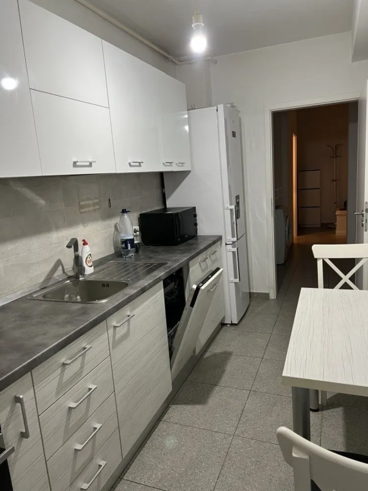 Ag BRASADAS vinde ap 2 cam E3/3 2016 cu parcare zona Fundeni - Agenția BRASADAS vă propune spre vânzare un apartament MODERN şi LUMINOS cu 2 camere, construit în 2016, având o suprafaţă utilă de 57 mp, complet MOBILAT şi UTILAT, cu LOC DE PARCARE, situat într-un cartier rezidenţial liniştit, în imediata apropiere a Spitalului Fundeni. 

Unul dintre principalele atuuri ale acestui apartament este TERASA proprie impresionantă de 57 mp, amplasată deasupra apartamentului, oferind un spaţiu ideal pentru relaxare şi evenimente în AER LIBER. Terasa este COMPLET UTILATA cu prize, apă, canalizare şi cablu TV, astfel încât să poată fi amenajată după preferinţele dvs., oferind totodată un view superb asupra zonei.

Pe lângă TERASA generoasă, apartamentul dispune şi de un BALCON de 14 mp, perfect pentru a savura dimineţile liniştite. În plus, LOCUL DE PARCARE inclus asigură confortul şi accesul facil la locuinţă.

Detalii spaţiu:

Living: 25,63 mp
Dormitor: 11,5 mp
Bucătărie: 8,43 mp
Hol: 8,41 mp
Grup sanitar: 2,73 mp
Terasă: 56,69 mp
Balcon: 13,87 mp
Apartamentul se află la etajul 3 din 3 al unei clădiri construite în 2016, oferind un stil de viaţă confortabil şi modern. Se vinde complet MOBILAT şi ECHIPAT, exact ca în poze, fiind gata pentru a fi LOCUIT IMEDIAT.

Localizare:
Apartamentul este situat într-o zonă liniştită, predominant rezidenţială, compusă din case, ceea ce asigură un nivel de intimitate ridicat. Totodată, se află în zona Spitalul Fundeni, oferind acces rapid la facilităţi şi servicii importante.

Nu rataţi ocazia de a vă muta într-o locuinţă deosebită, cu un spaţiu exterior generos, ideal pentru relaxare şi activităţi în aer liber!

Pentru mai multe oferte accesați www.brasadas.com.